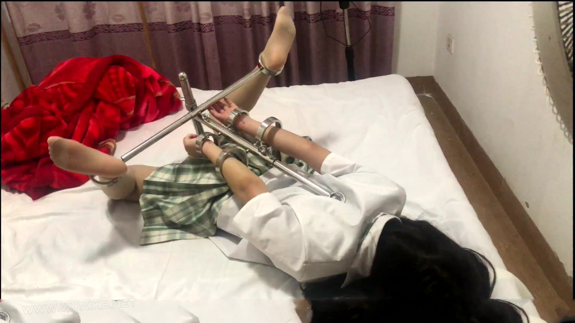 【荷露】JK学生妹 驷马铐起来TK挠痒痒玩丝袜JIO 老色P还想摸胸 急得妹妹不停挣扎 预览图 11