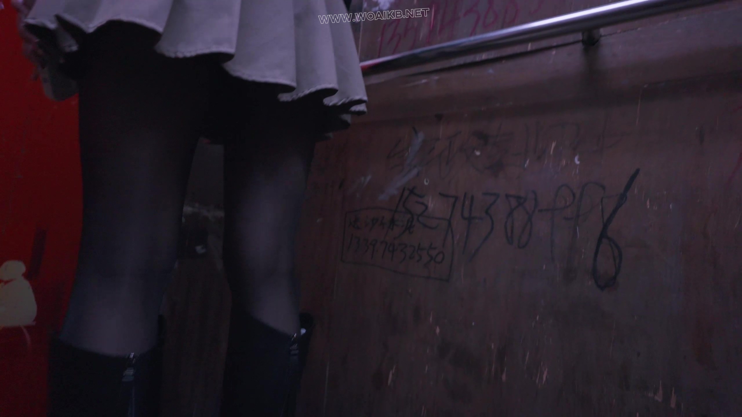 《潜入美女家的大叔Ⅱ》美女回家路上，被大叔尾随，大叔偷偷潜入美女家中，趁机将…