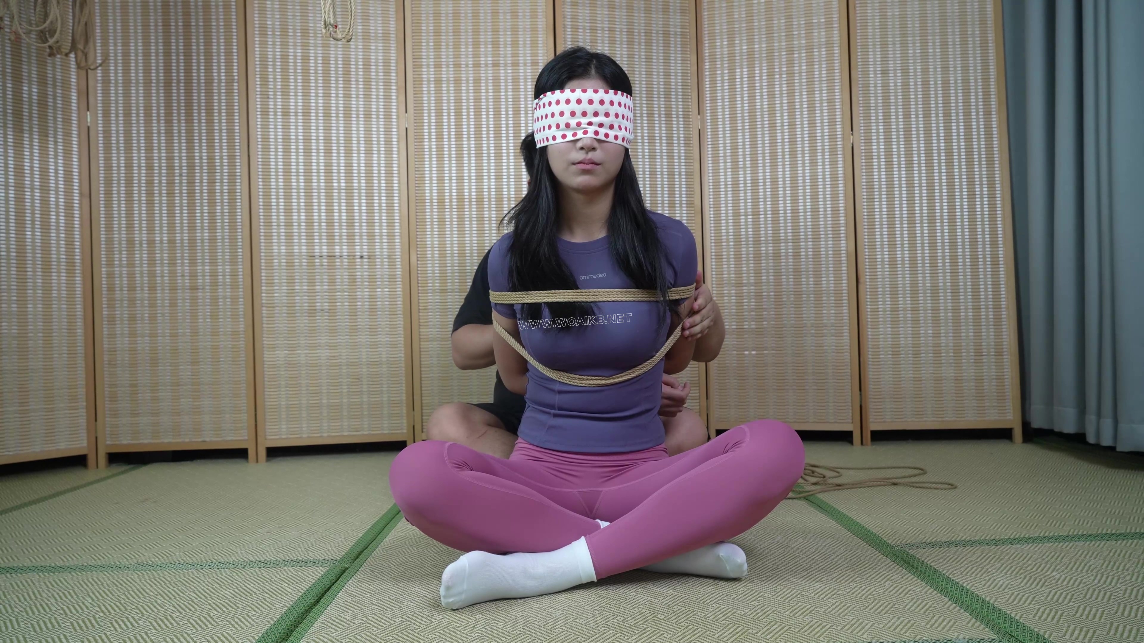 新人小涵-勒嘴驷马，单脚吊缚，第一次捆绑体验！