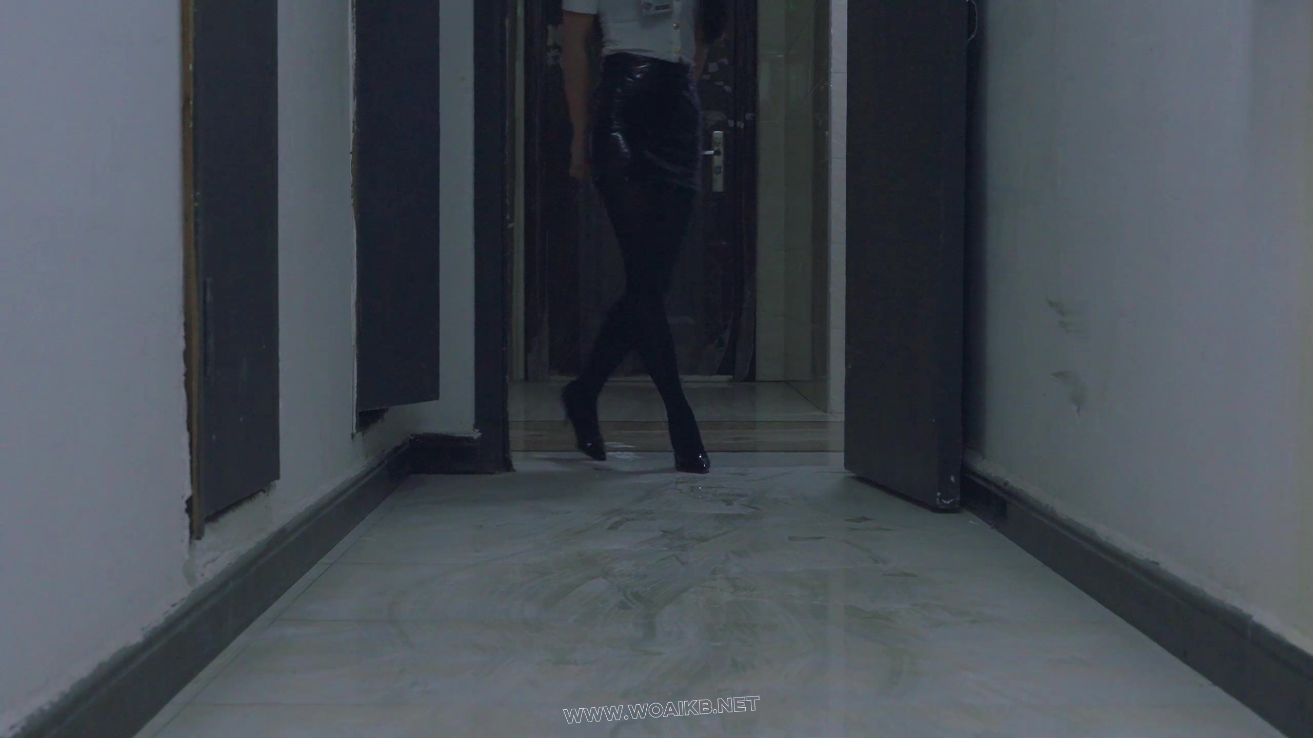 《女巡逻官》下 寻找失联同事未果反被罪犯用手铐逮捕！手铐铐脚+吊绑+椅缚+AV棒蛋…