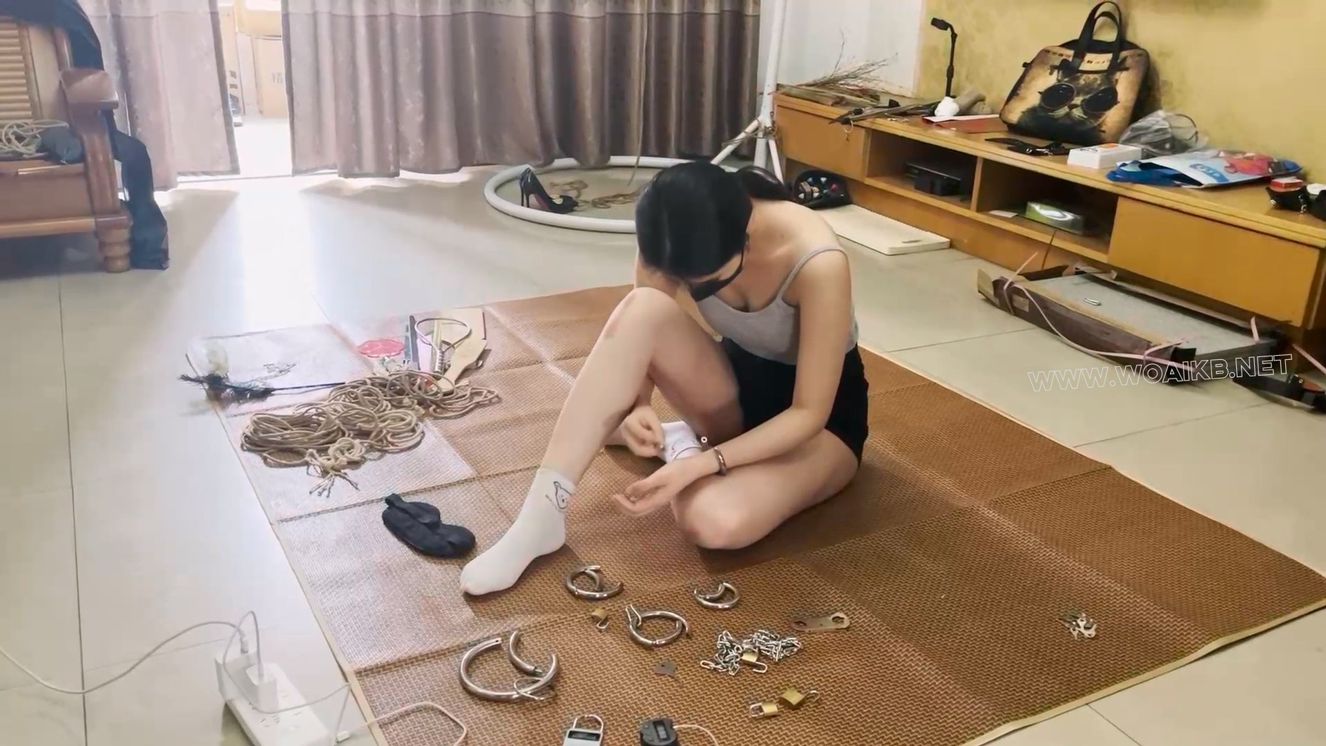 超漂亮新m阿然定时锁镣铐自缚被主人发现后加固并调教！镣铐驷马自缚+指拷+挠痒+抽…