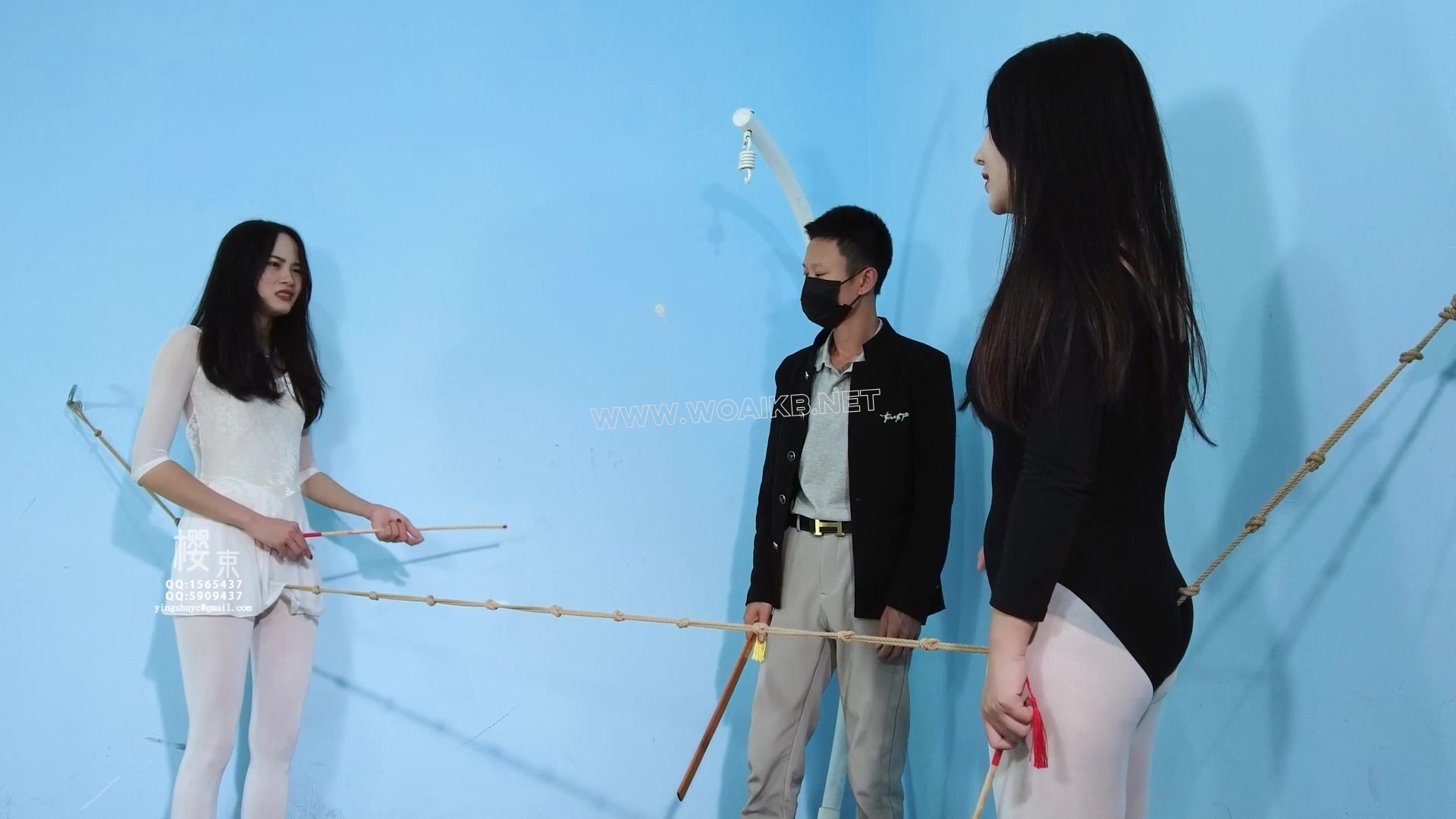 《石头剪刀布》老师让两个舞蹈生上绳上进行走绳训练！两人石头剪刀布谁输就要被对... 预览图 11