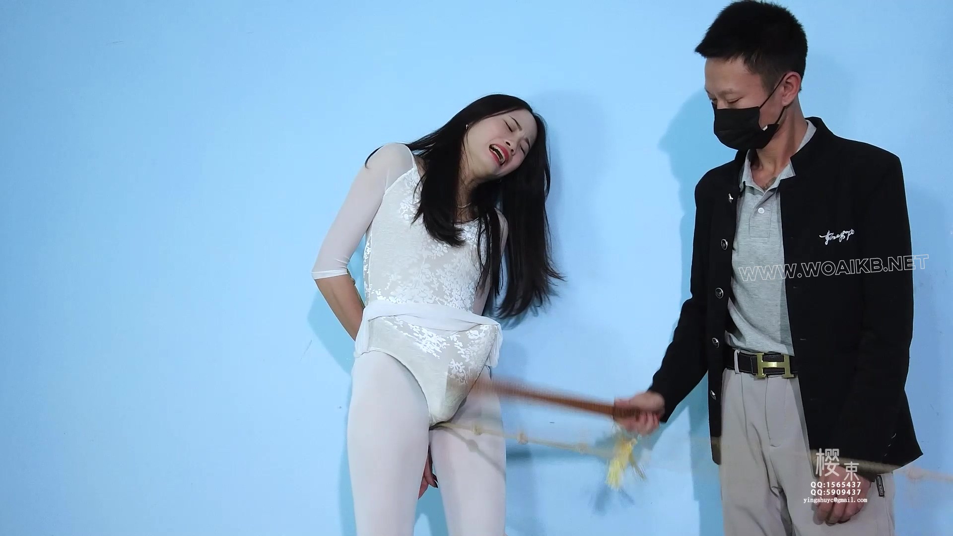 《石头剪刀布》老师让两个舞蹈生上绳上进行走绳训练！两人石头剪刀布谁输就要被对... 预览图 16