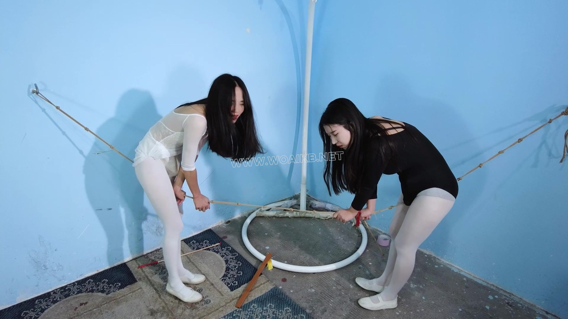 《石头剪刀布》老师让两个舞蹈生上绳上进行走绳训练！两人石头剪刀布谁输就要被对... 预览图 20