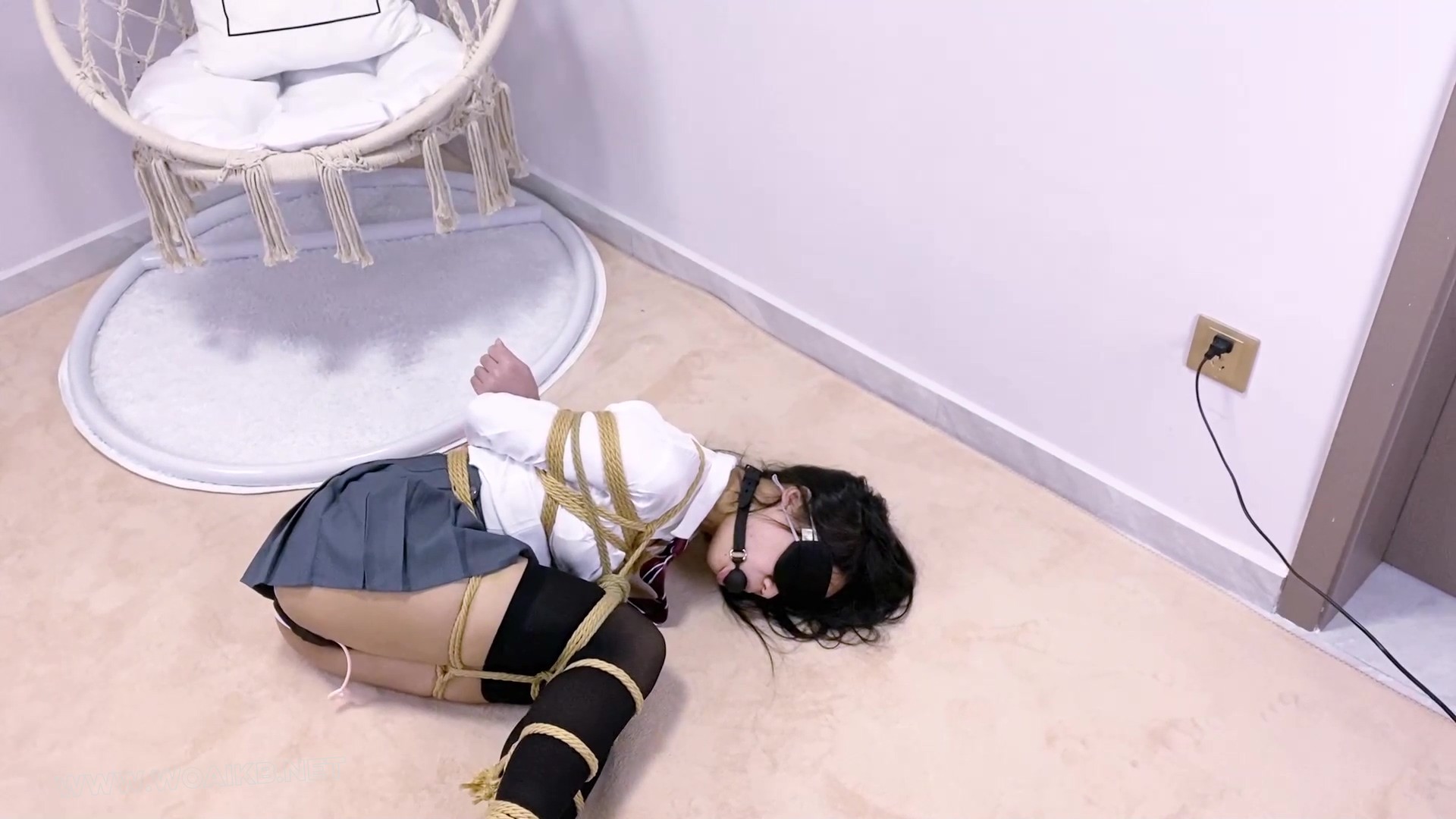 《路崽子历险记》-第七集-热辣JK+日式紧缚+胸缚+解开扣子+多节并腿缚+膝盖链接胸前…