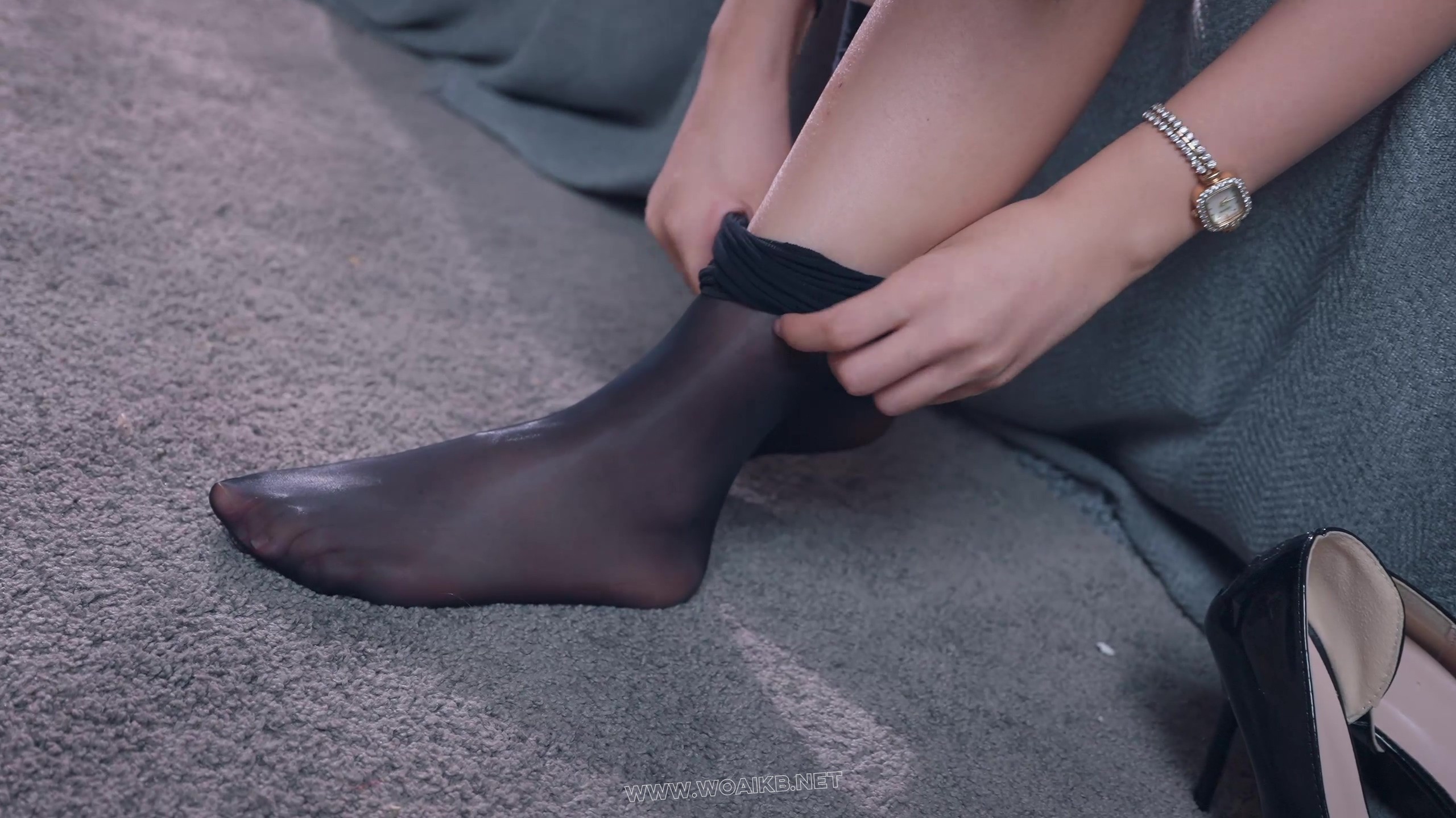 《欠债人妻》第二集 迷晕+重口丝袜堵嘴+胶带+TK+足铐+侵犯视角 原味丝袜堵贴胶带再…