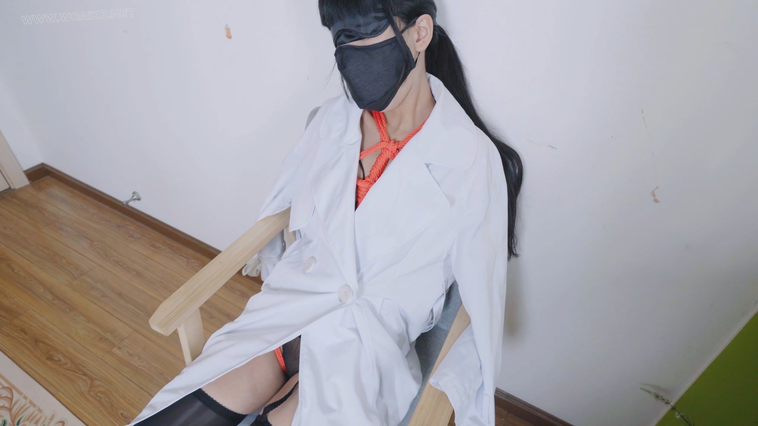 风衣下的捆绑，性感黑色内衣红绳，口球口罩+油亮吊带丝袜+震动傍固定带+糕朝 预览图 1