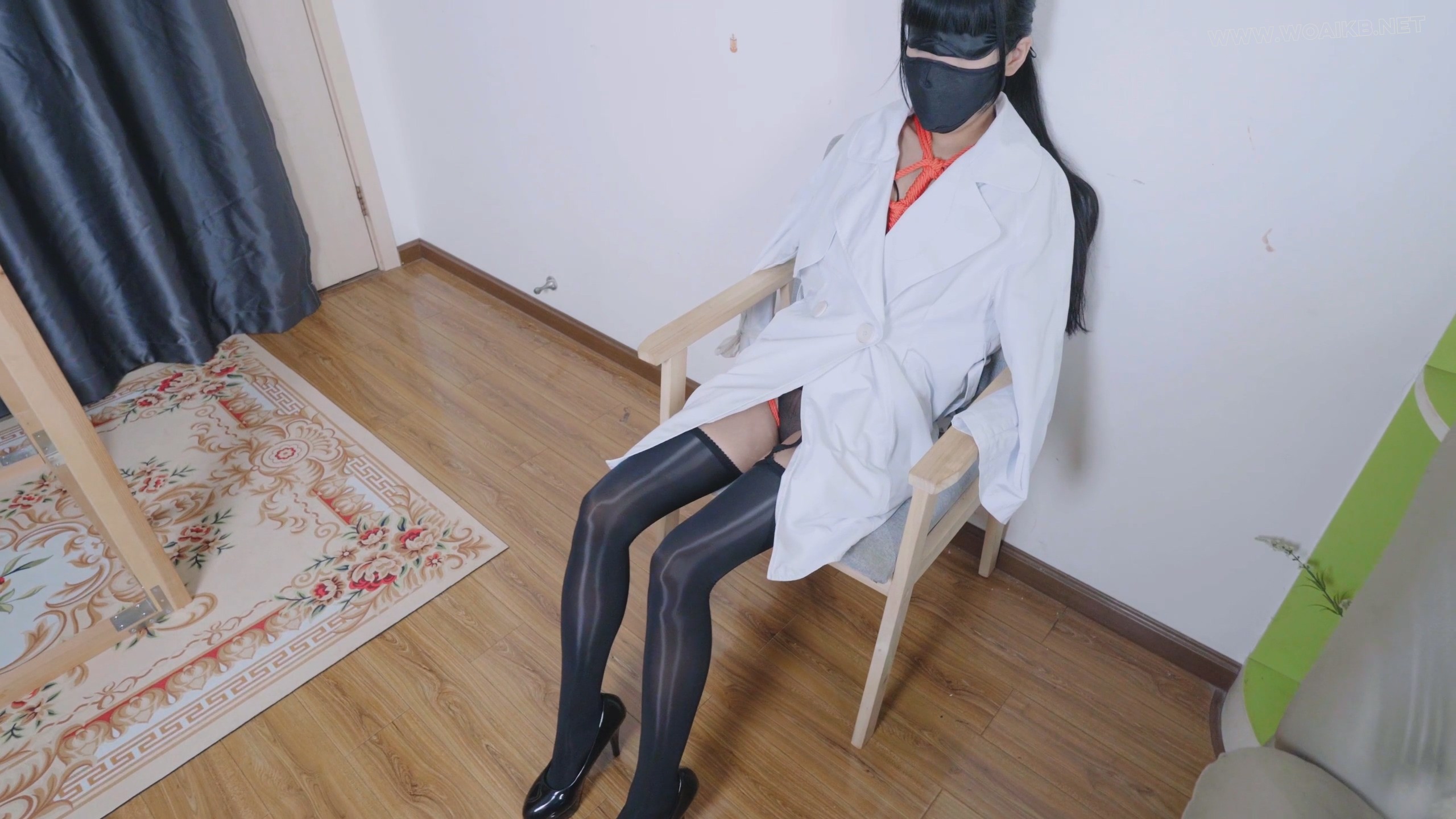 风衣下的捆绑，性感黑色内衣红绳，口球口罩+油亮吊带丝袜+震动傍固定带+糕朝