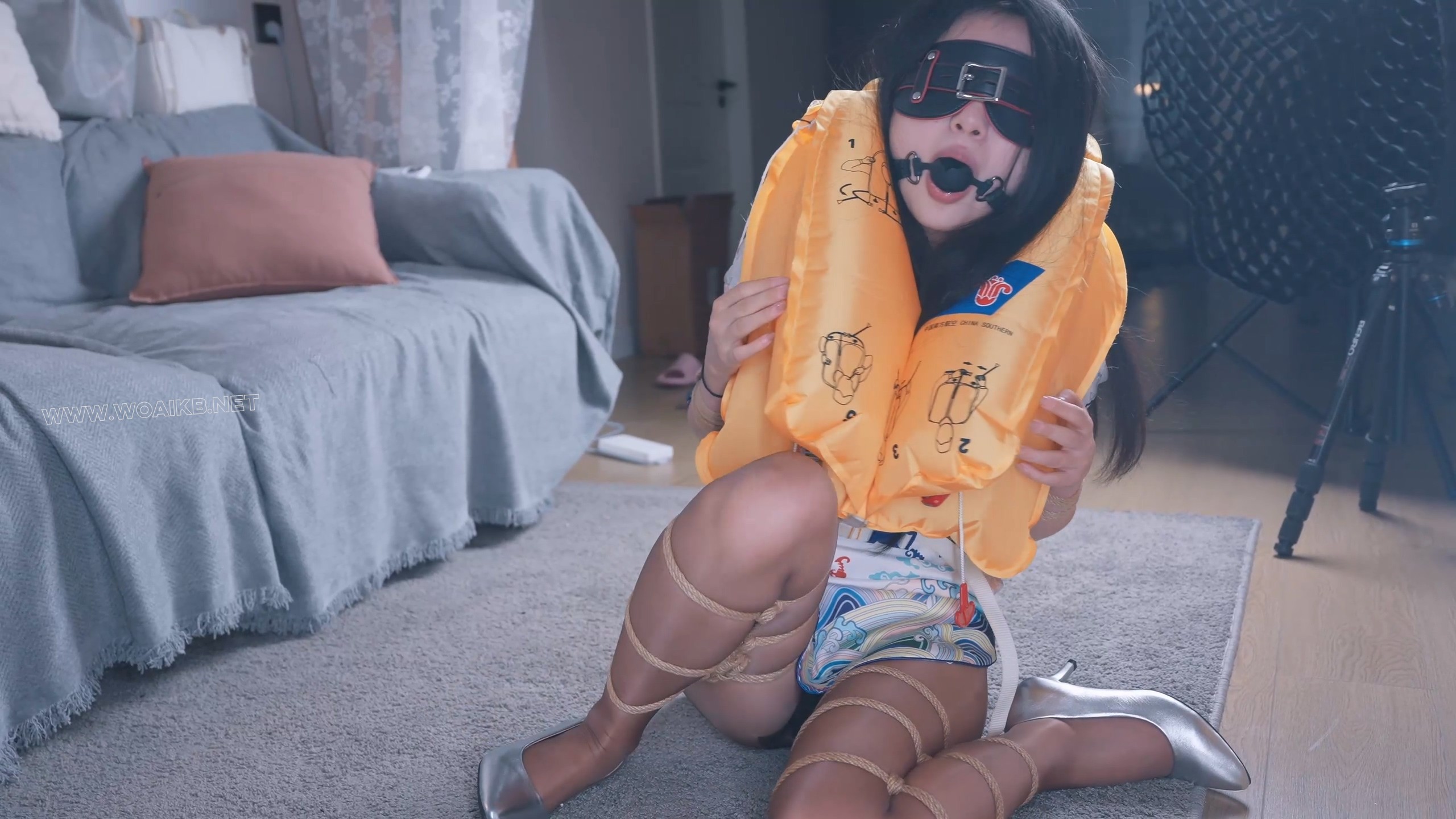 《被入室绑架折磨的空姐Ⅲ》空姐好心示范“航空救生衣使用方法”，救生衣紧紧套住…