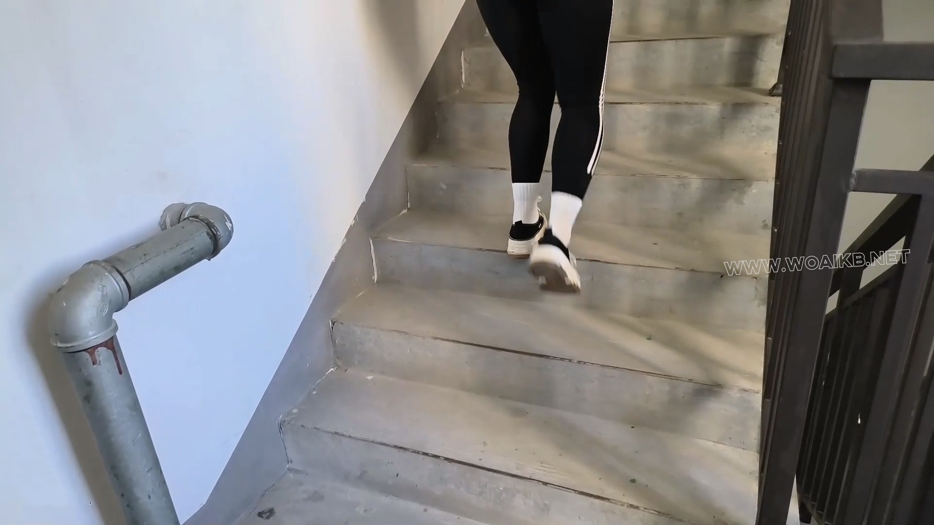 裸贷陷阱 瑜伽裤 运动装 尾随 控制 羞辱 强高 失禁 拷问 玩胸 虐阴 藤条 散鞭 真空…