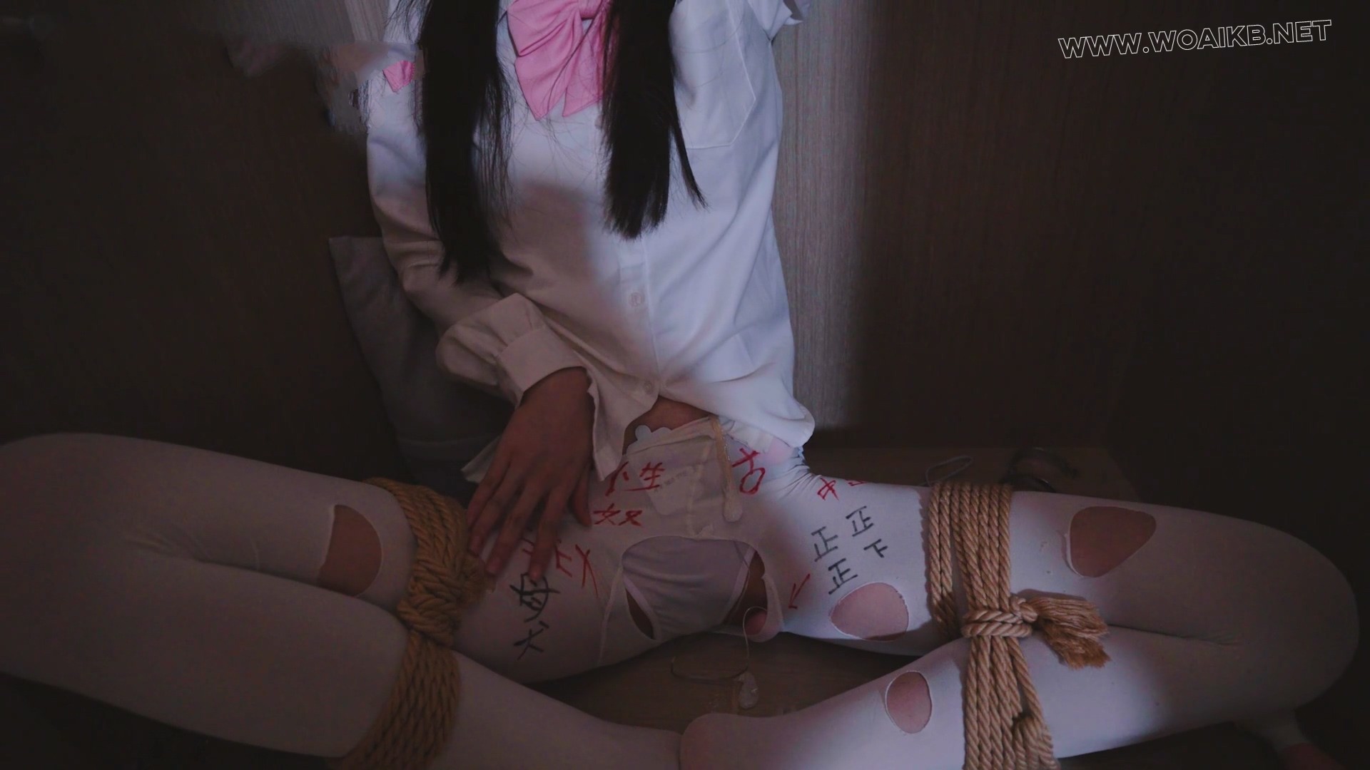 白丝少女全身捆绑在柜子中，白丝美腿诱人，全身捆绑，强制玩弄+玩具调教GC（第一视... 预览图 21