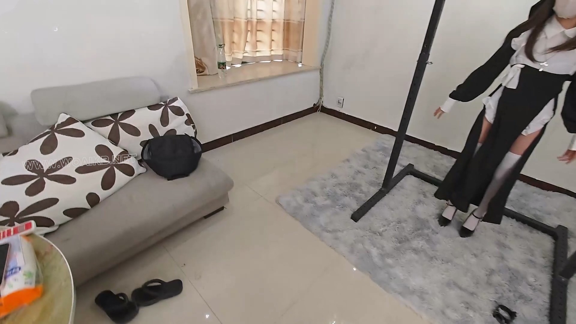 白丝小修女苗苗初次体验绳缚TD，白丝高跟，脚铐吊手，苗苗这个体质太敏感也太娇弱…