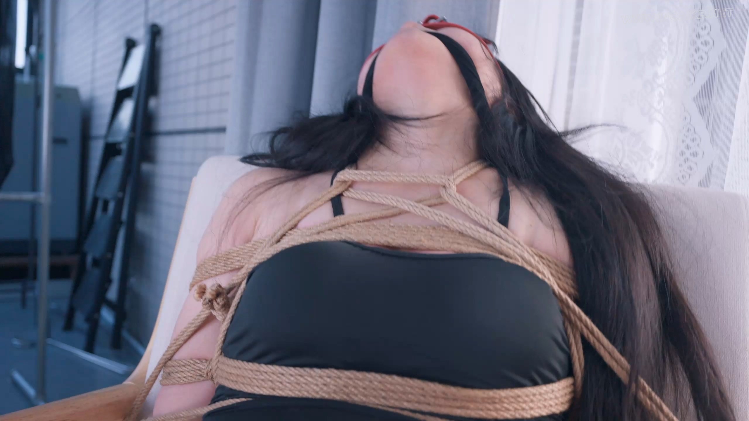 《潜入美女家的大叔3》趁着美女睡觉，潜入她家，把美女大字捆绑，阳ju口塞蹂躏小嘴... 预览图 22