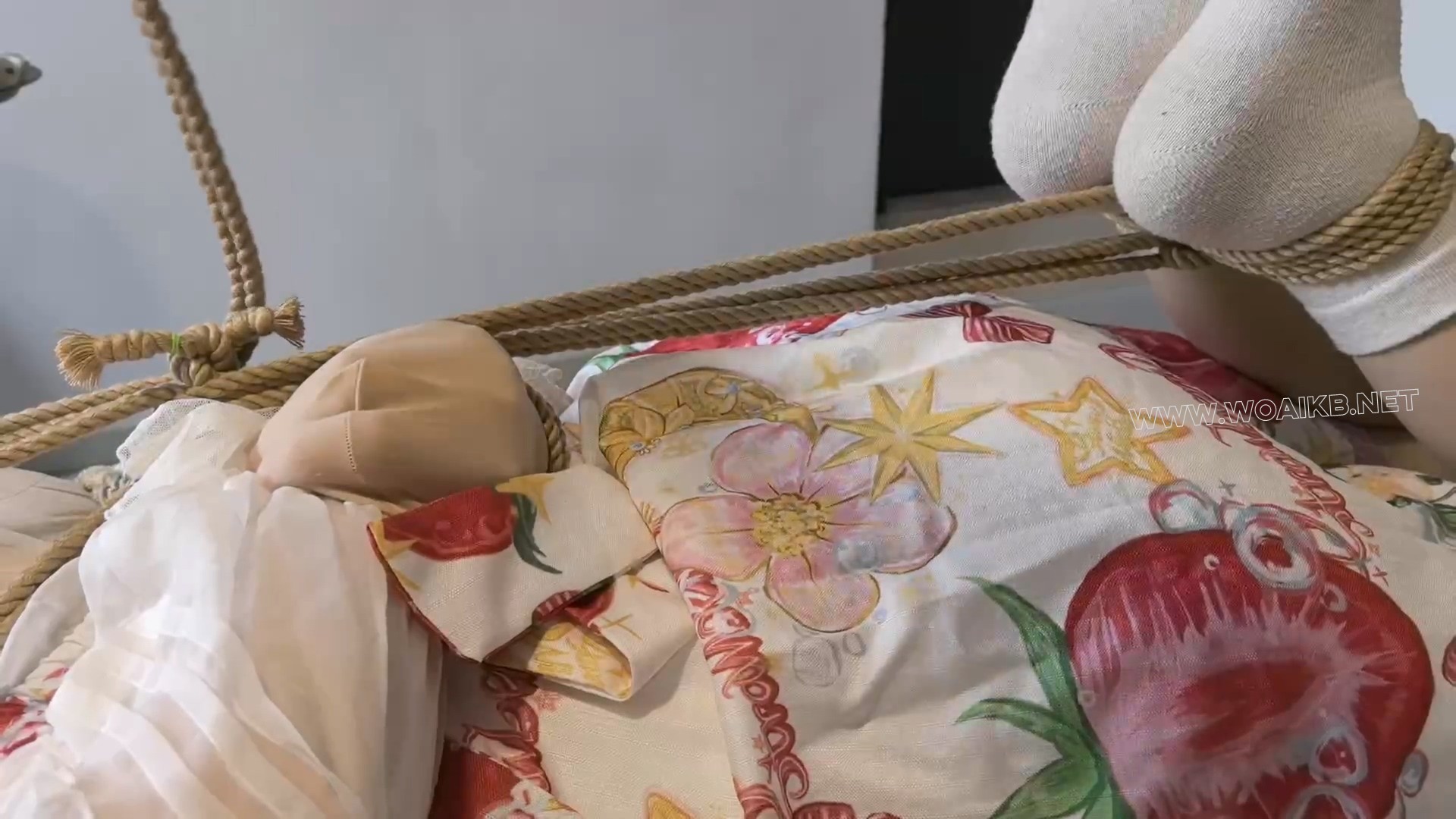 人偶养成记 一年时间每天十个小时的丝袜全包 让她形成肌肉记忆 接受自己人偶的身份 预览图 21