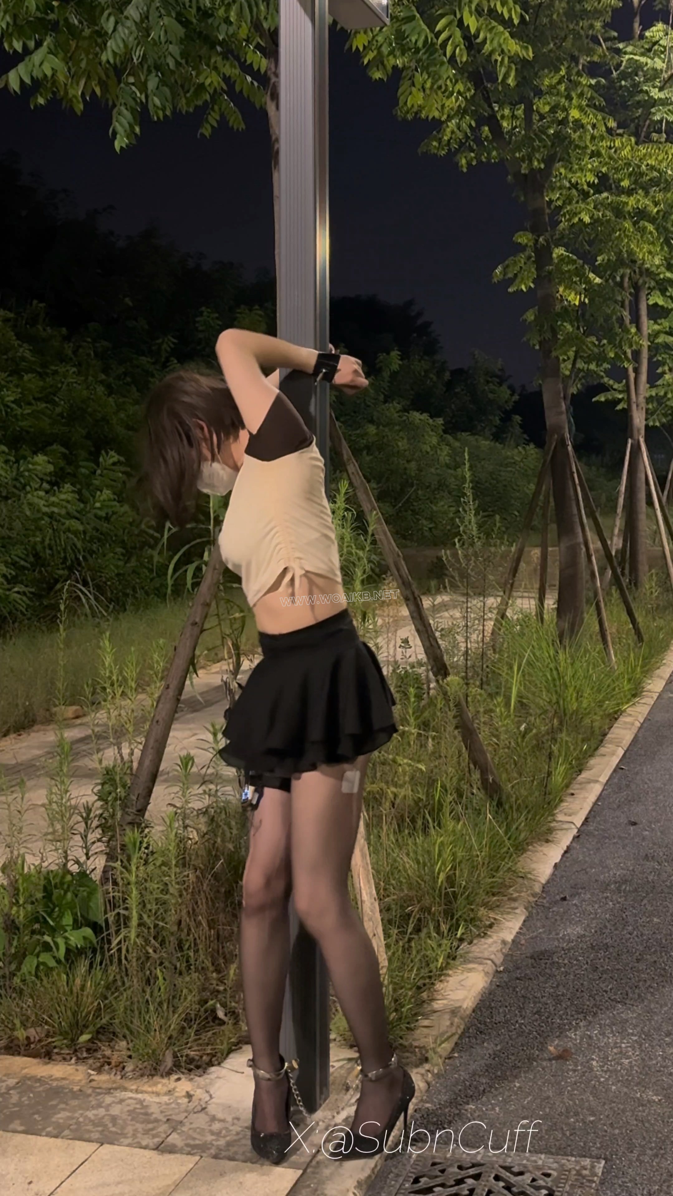 户外手脚背铐在路牌上SubM 预览图 8