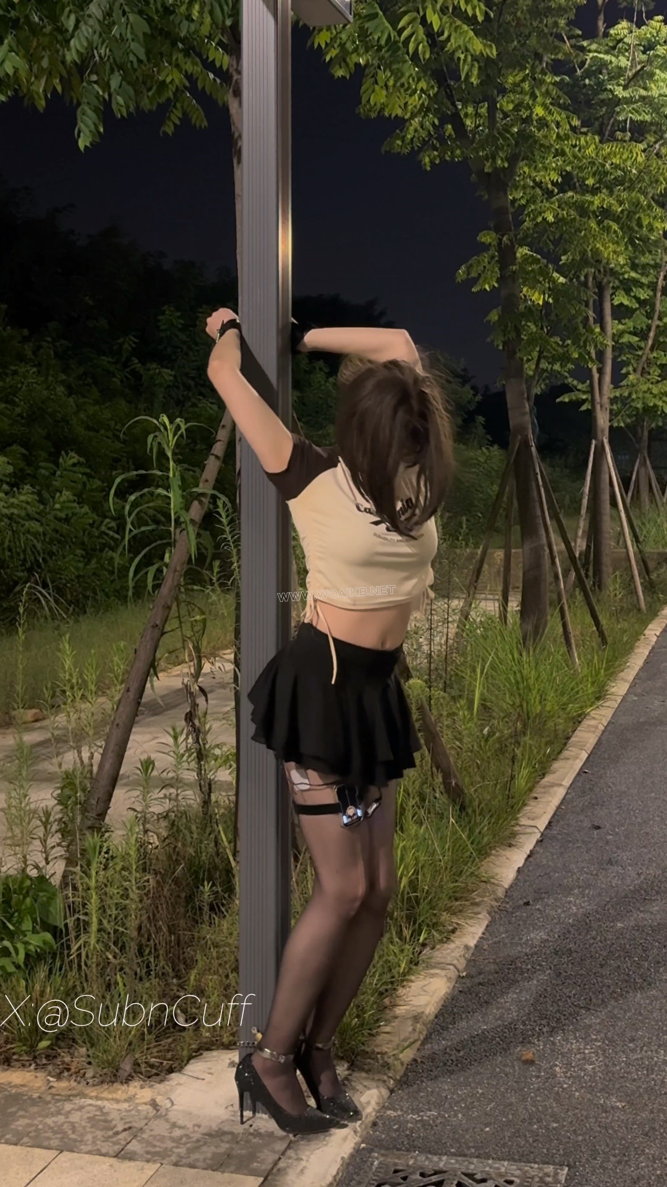 户外手脚背铐在路牌上SubM 预览图 16