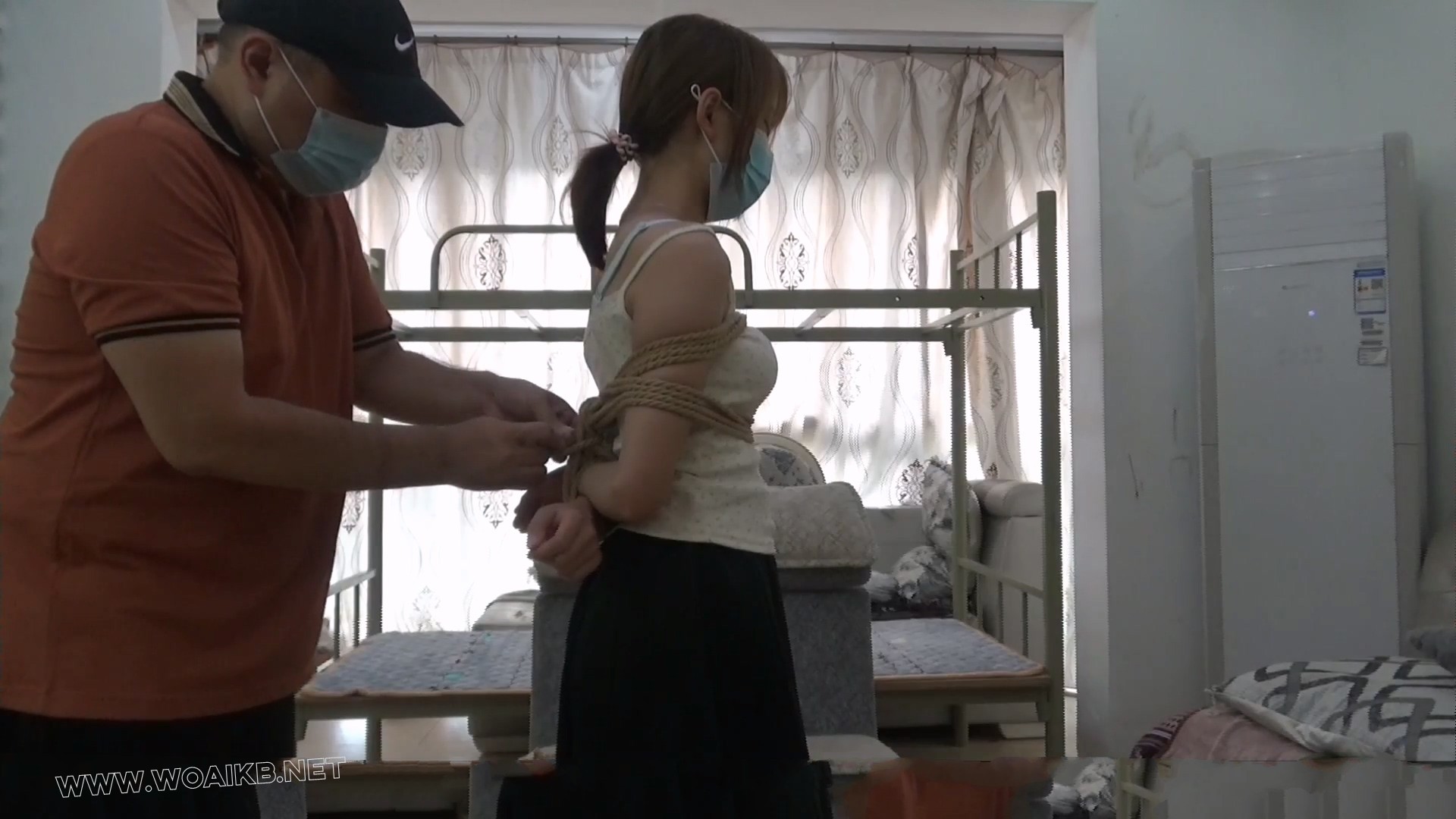 【琳媚】折腾得很惨的沙发分腿电击+棒棒强G 圈养的白棉袜小M 从沙发摔到地上 不亲... 预览图 1