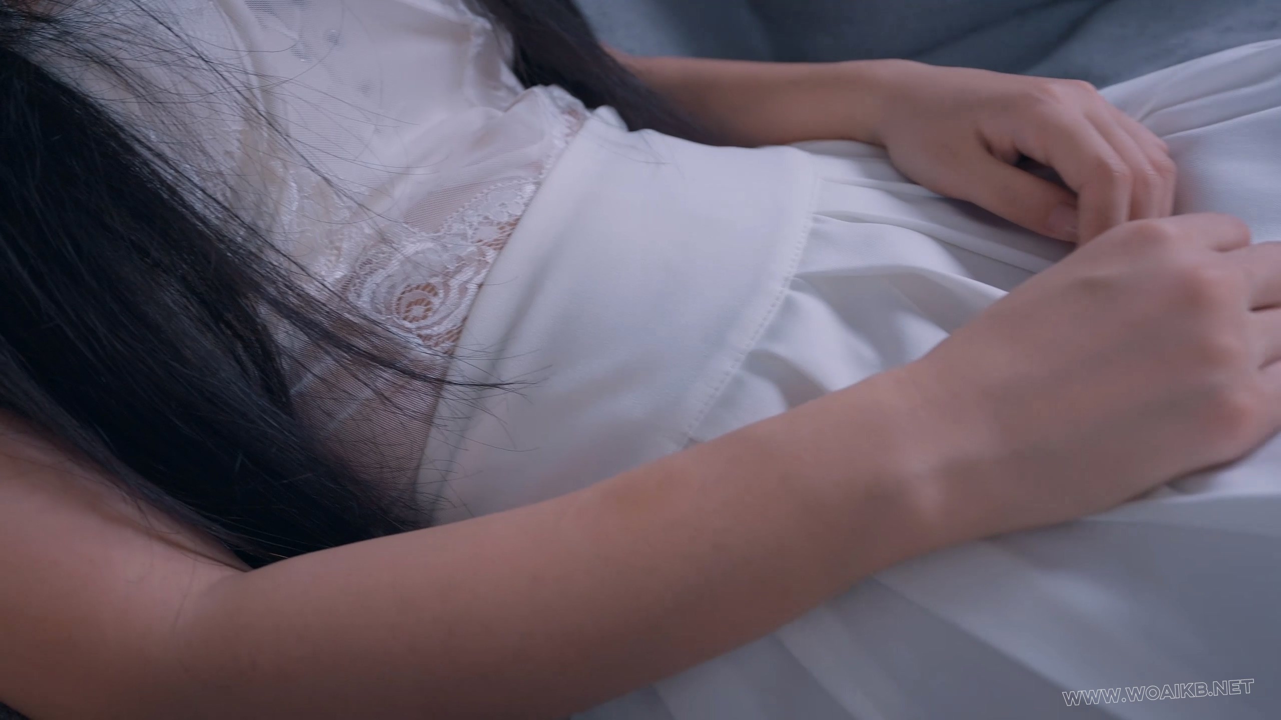 字幕版《应聘的女模特》上门应聘模特，谁知对方是一个丝袜控，看着女主骚气的大腿... 预览图 2