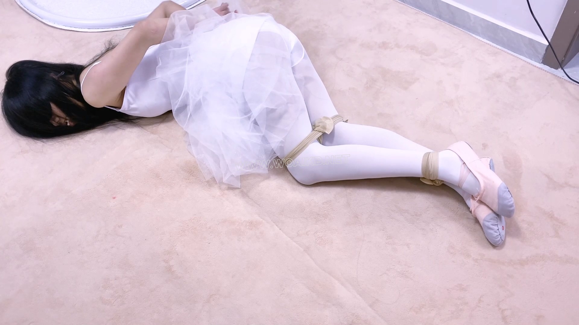 《芭蕾劫》芭蕾舞蹈服+丝带捆绑+杨具口塞+脑后反绑+M开腿+遥控td+放置挣扎+肉丝背... 预览图 11