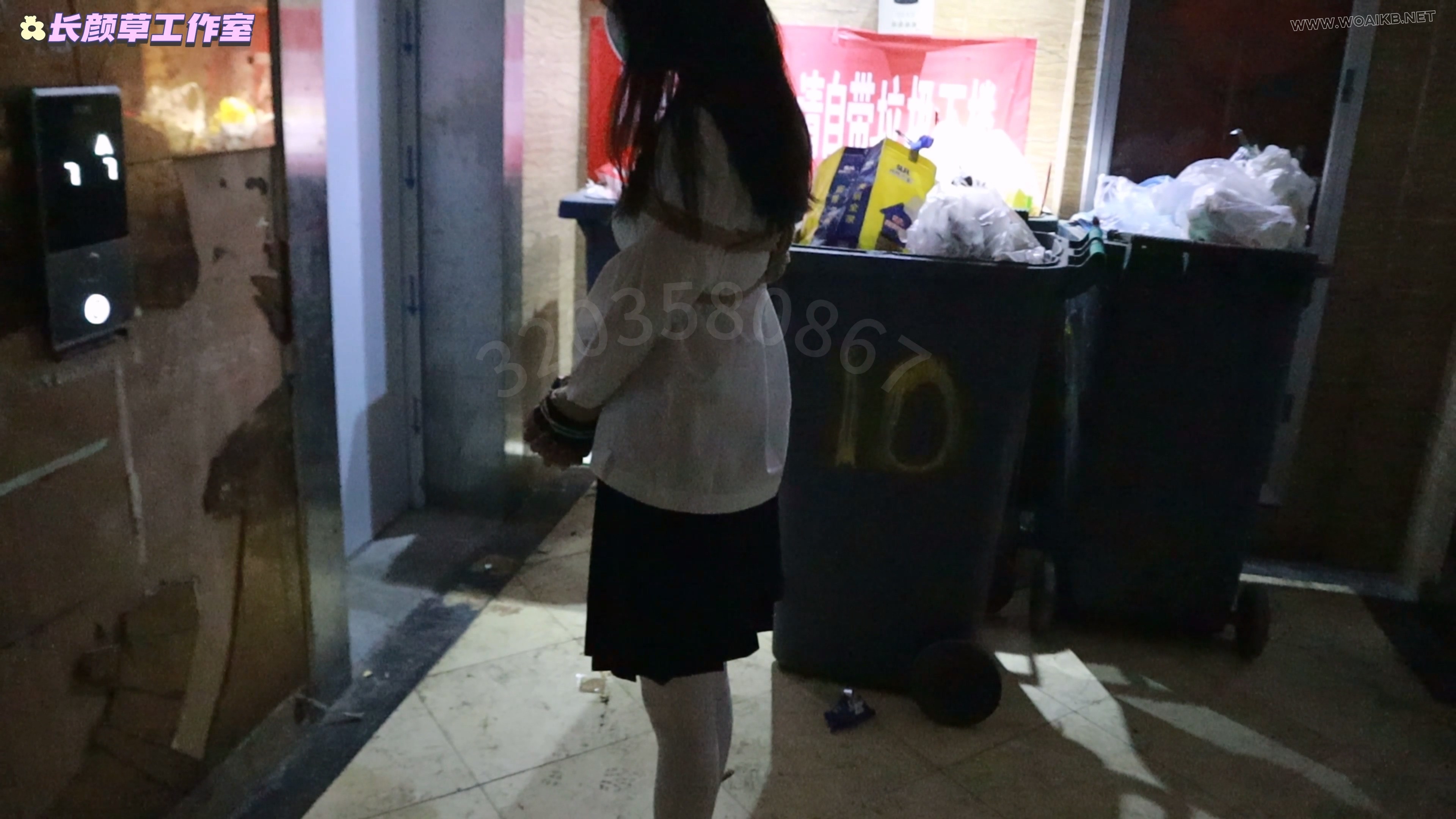 白丝水手服前缚手td白天外出 逛街逛商场 与路人等红绿灯面面相嘘 解押式捆绑外出羞…