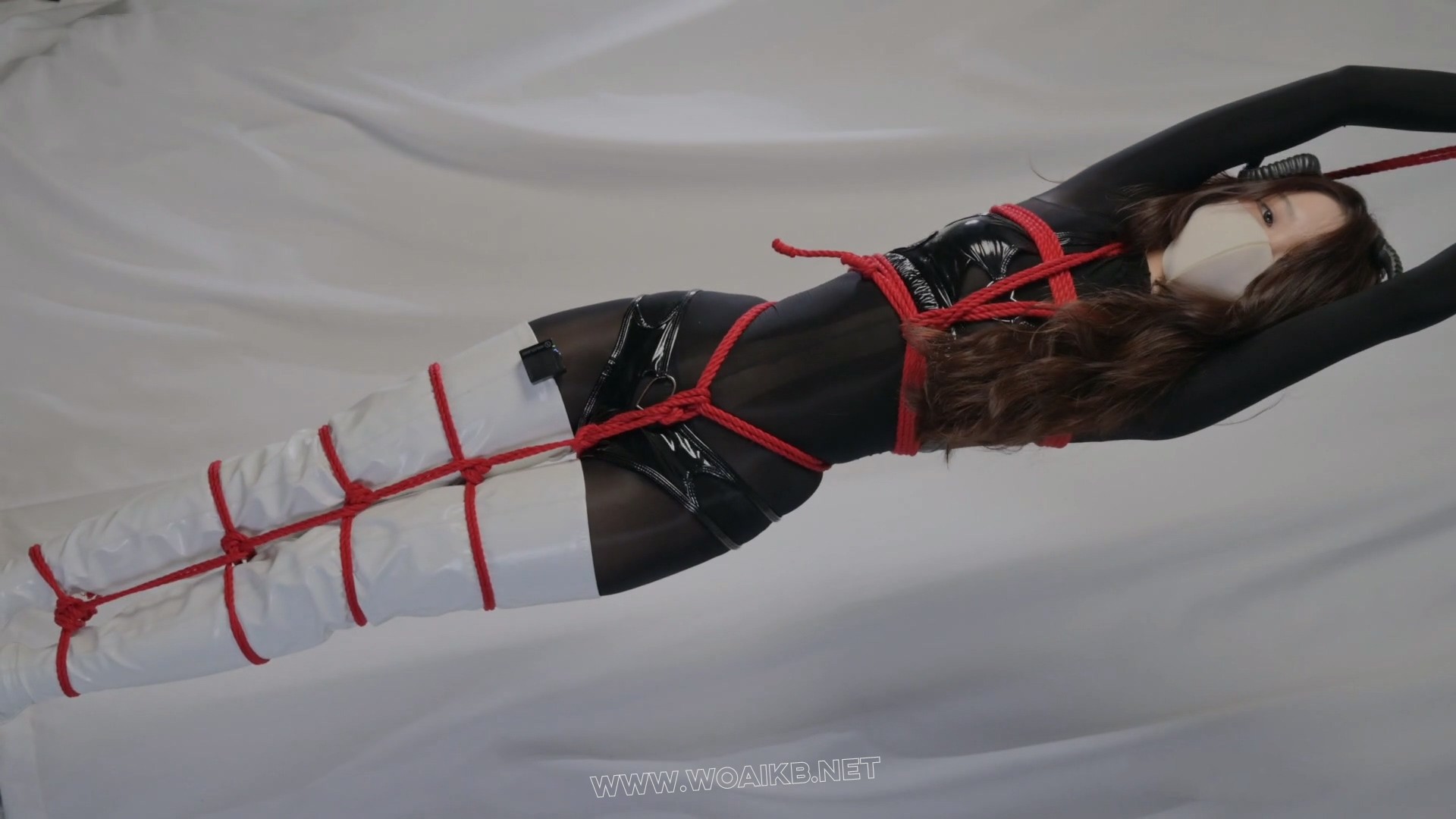 见习魅魔 见习魅魔琪琪 接受大魔王的考验 白色大腿靴 连体袜 蛇缚 直臂高吊 M字分…