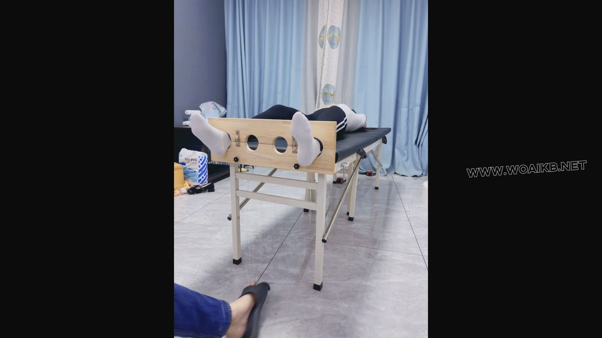 刑床驾驶员2！超级超级怕痒模特糖糖的第二部TK片~超怕痒运动服少女体验严厉TK，怕... 预览图 3