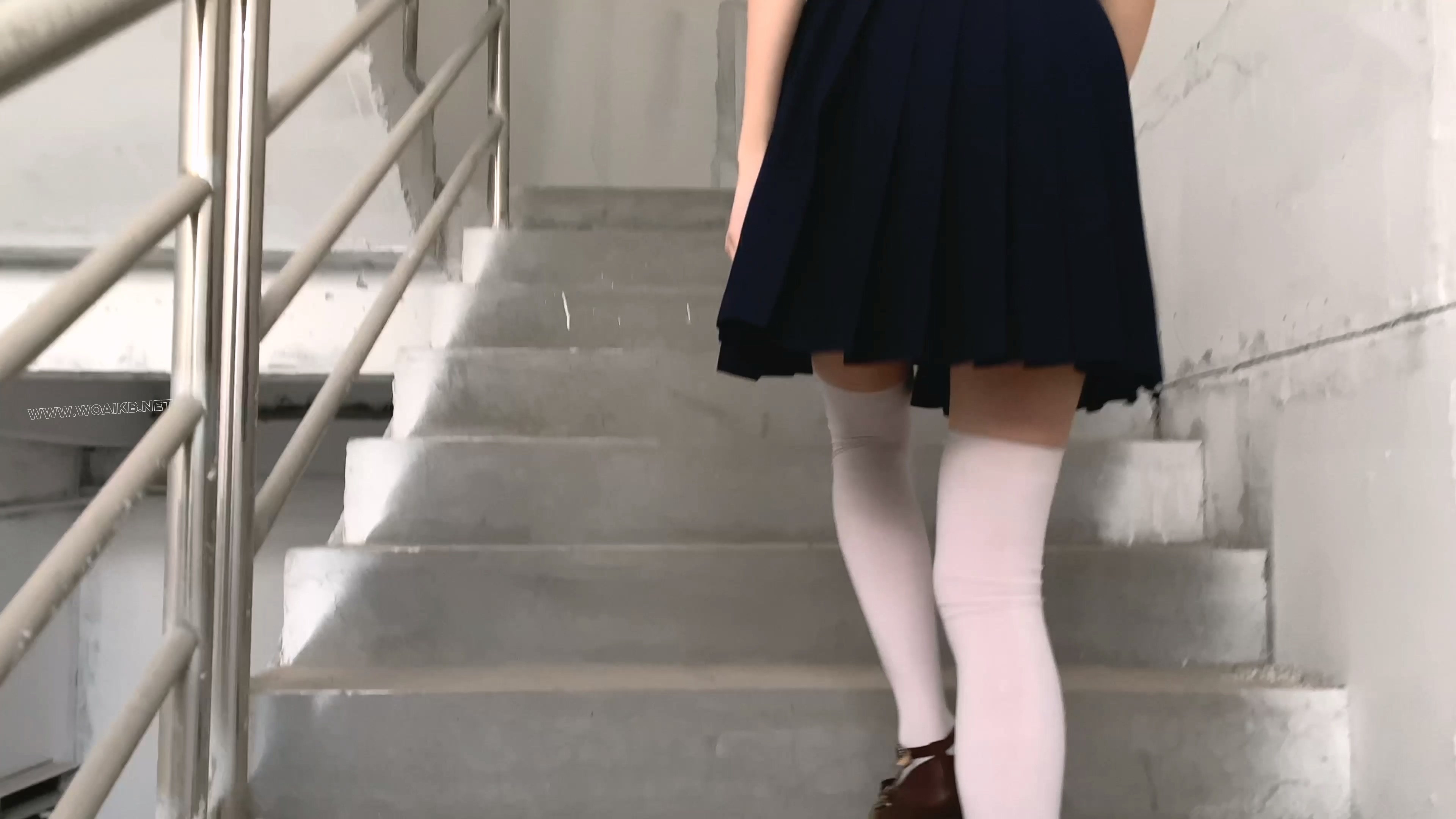 【尤美加奈】紧张刺激的废墟首作！双马尾白丝JK被尾随！胶布封嘴 + 蒙眼 + 郊狼 + ...