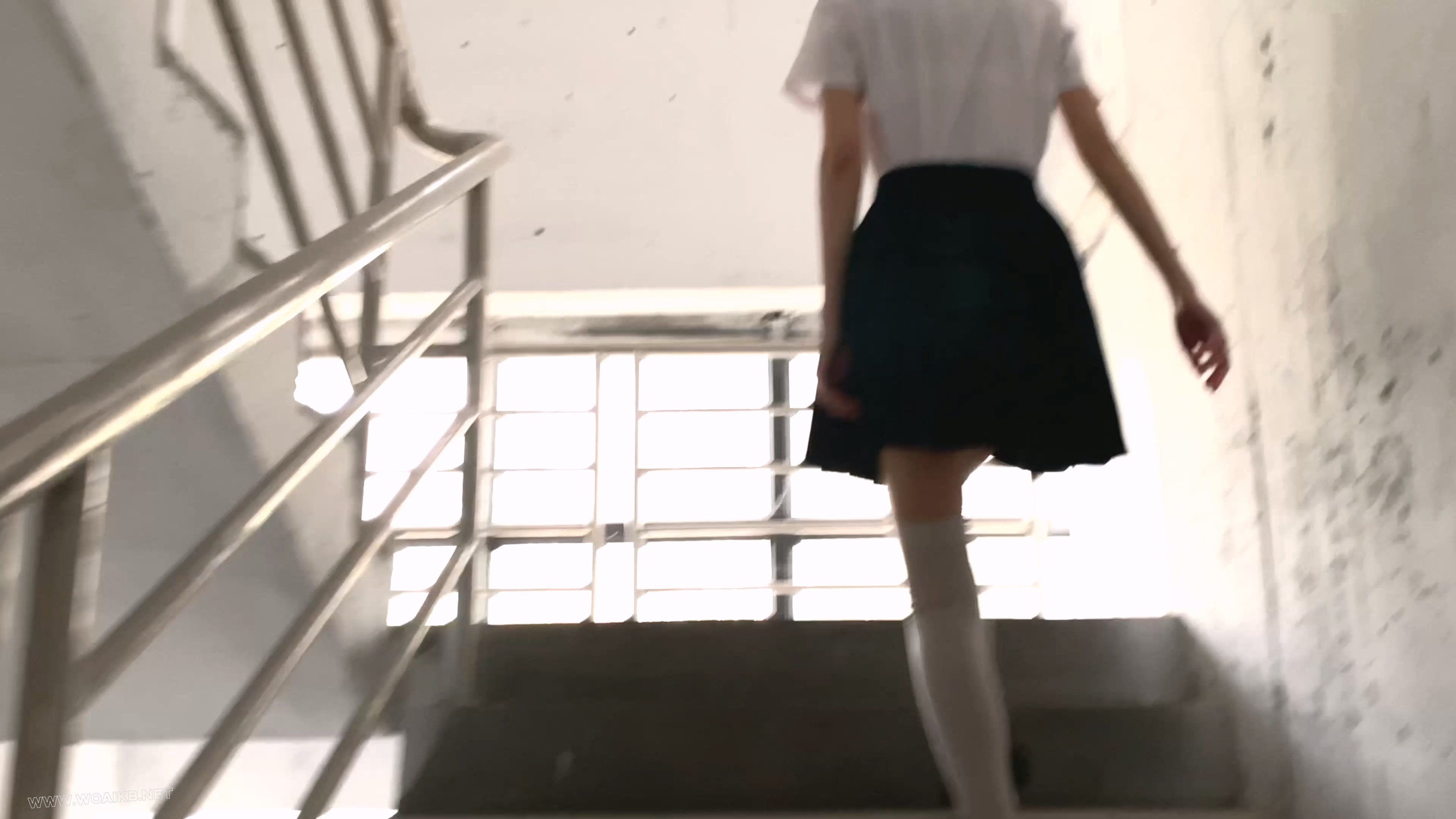 【尤美加奈】紧张刺激的废墟首作！双马尾白丝JK被尾随！胶布封嘴 + 蒙眼 + 郊狼 + ... 预览图 1