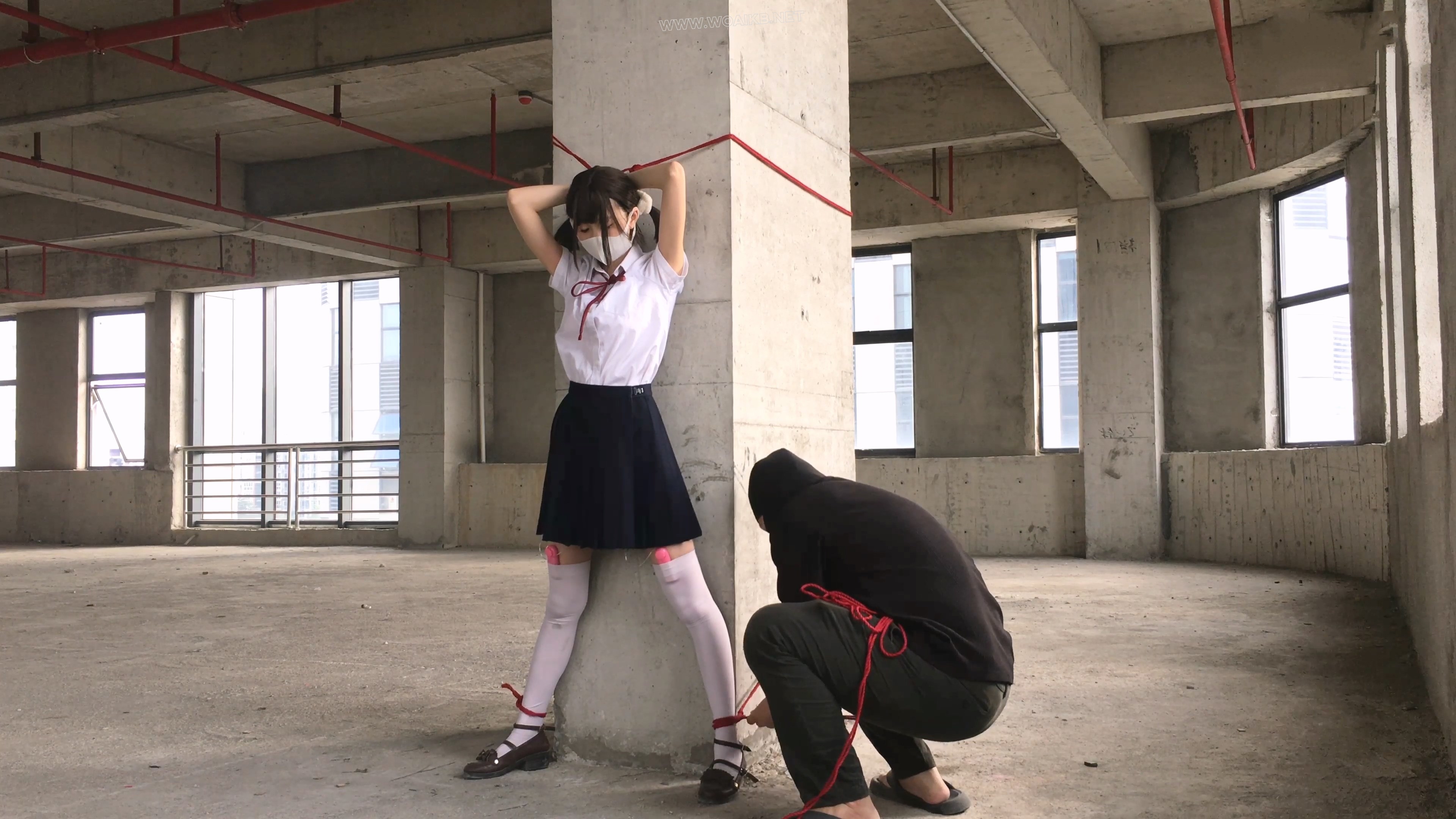 【尤美加奈】紧张刺激的废墟首作！双马尾白丝JK被尾随！胶布封嘴 + 蒙眼 + 郊狼 + ... 预览图 3