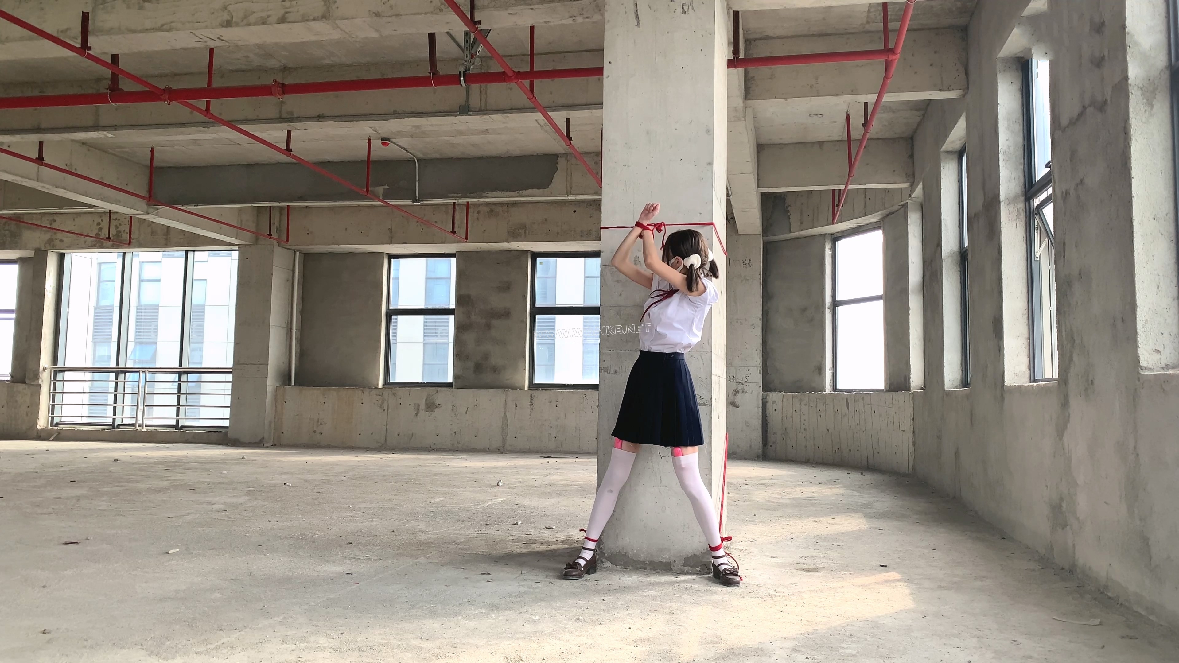【尤美加奈】紧张刺激的废墟首作！双马尾白丝JK被尾随！胶布封嘴 + 蒙眼 + 郊狼 + ... 预览图 4