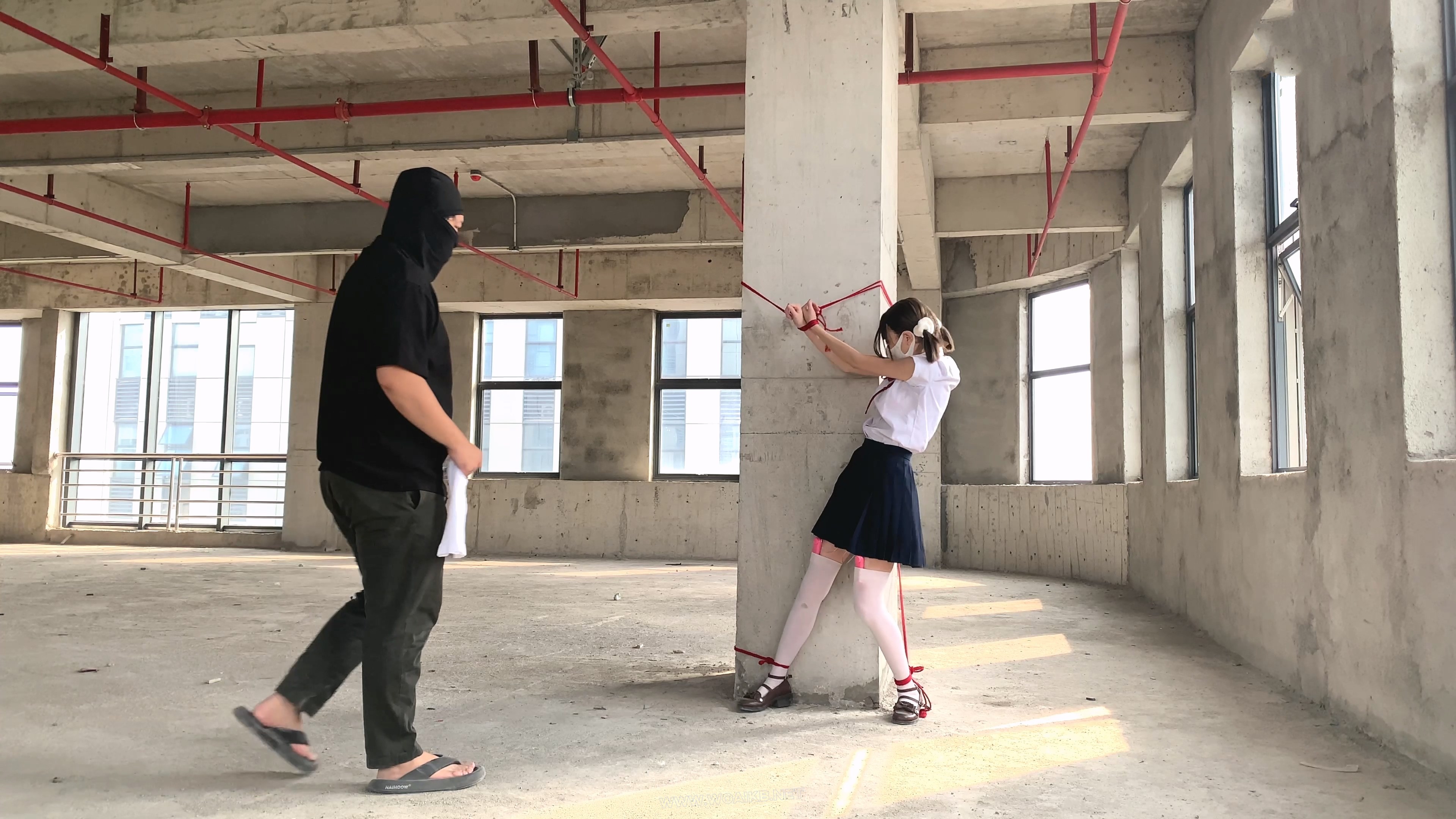 【尤美加奈】紧张刺激的废墟首作！双马尾白丝JK被尾随！胶布封嘴 + 蒙眼 + 郊狼 + ... 预览图 5
