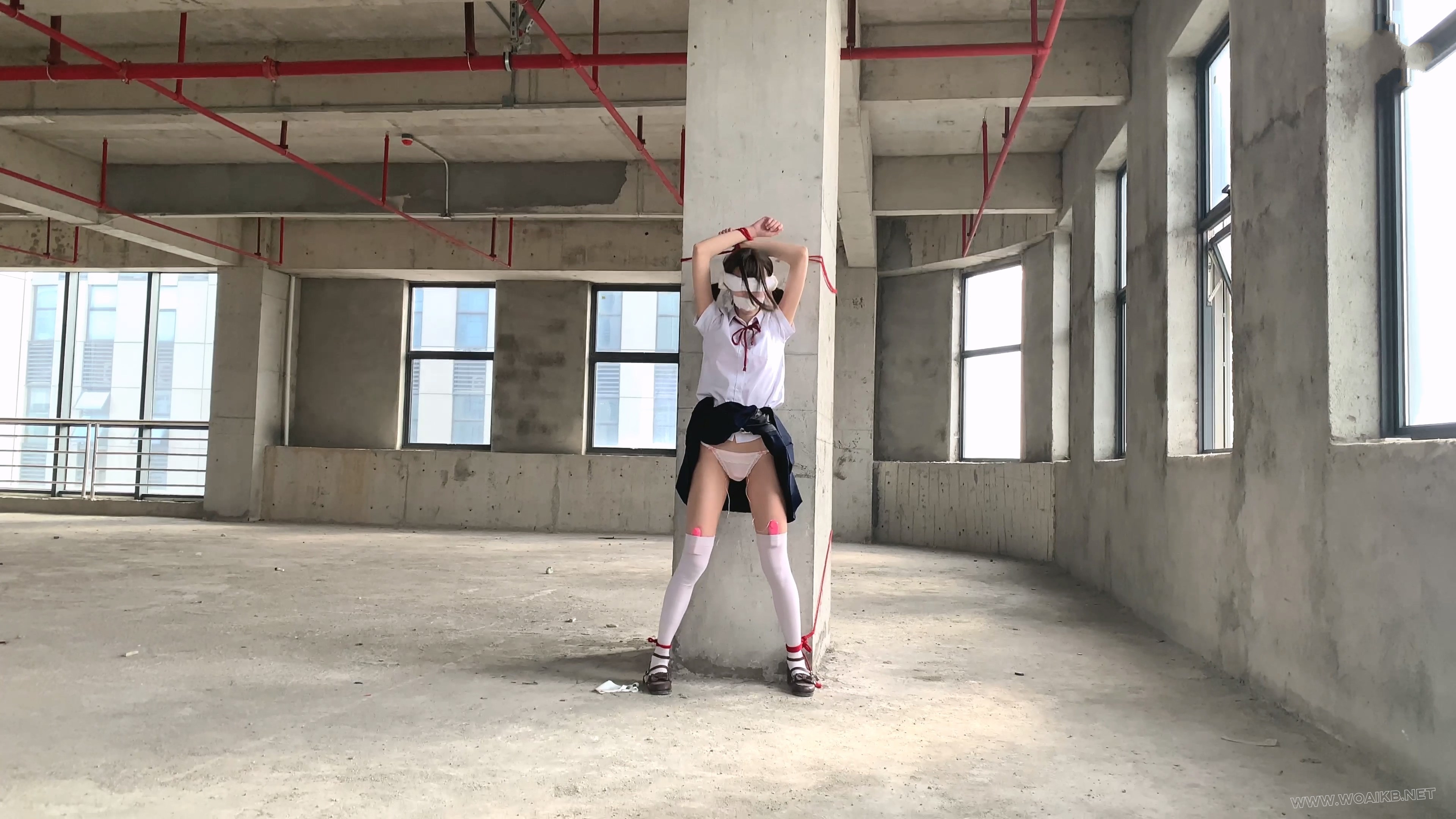 【尤美加奈】紧张刺激的废墟首作！双马尾白丝JK被尾随！胶布封嘴 + 蒙眼 + 郊狼 + ... 预览图 7