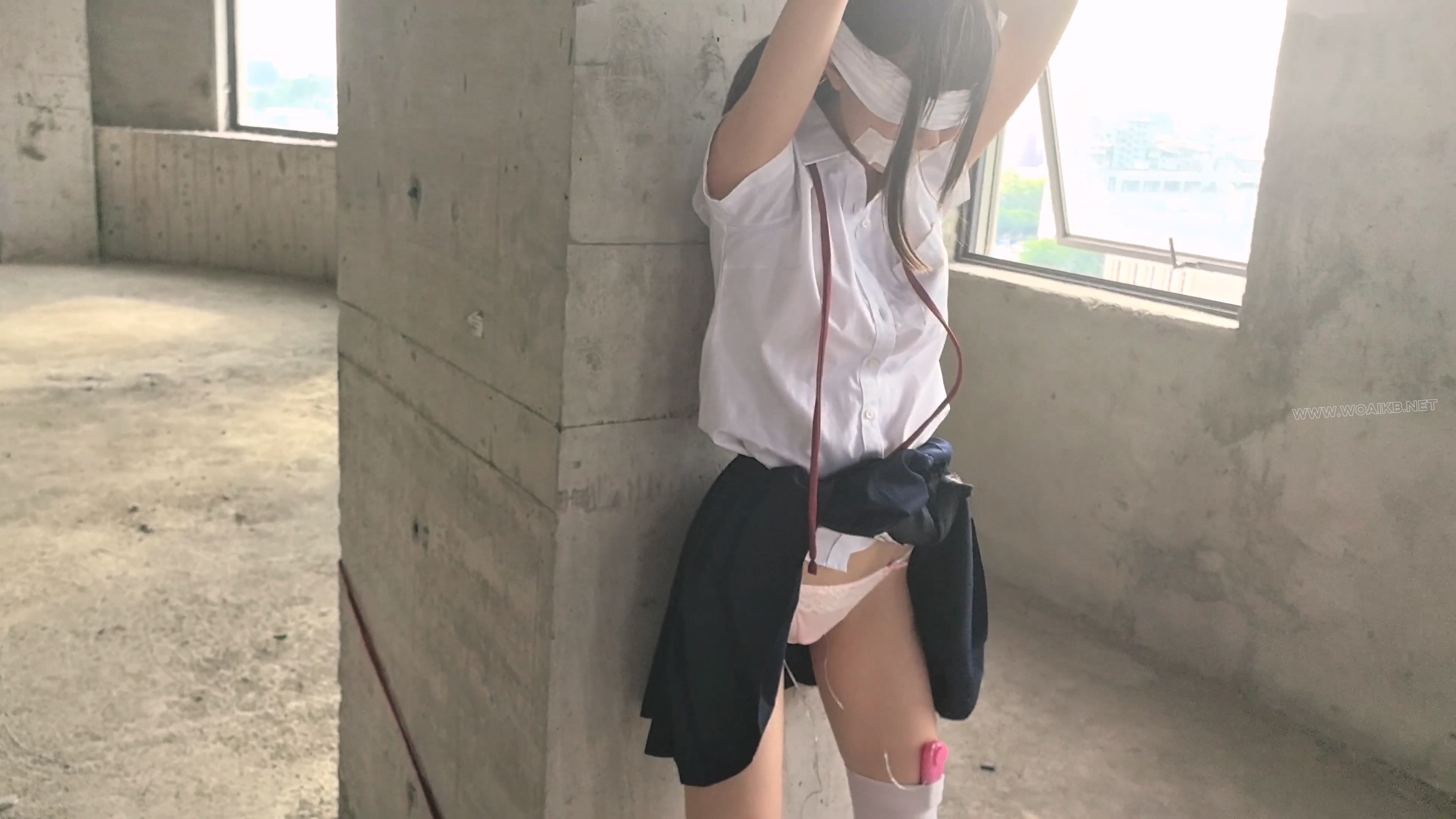 【尤美加奈】紧张刺激的废墟首作！双马尾白丝JK被尾随！胶布封嘴 + 蒙眼 + 郊狼 + ... 预览图 9