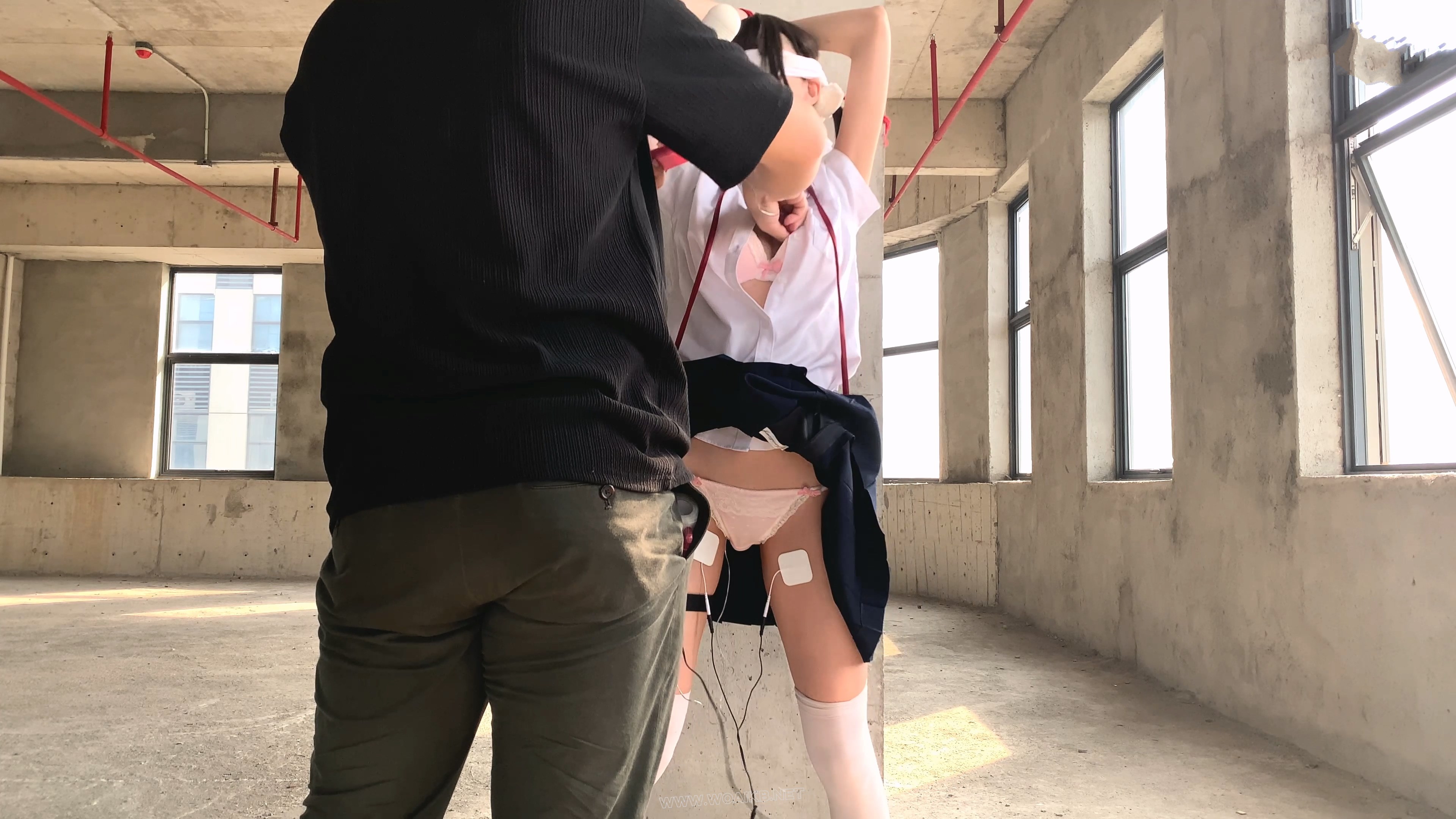 【尤美加奈】紧张刺激的废墟首作！双马尾白丝JK被尾随！胶布封嘴 + 蒙眼 + 郊狼 + ... 预览图 17