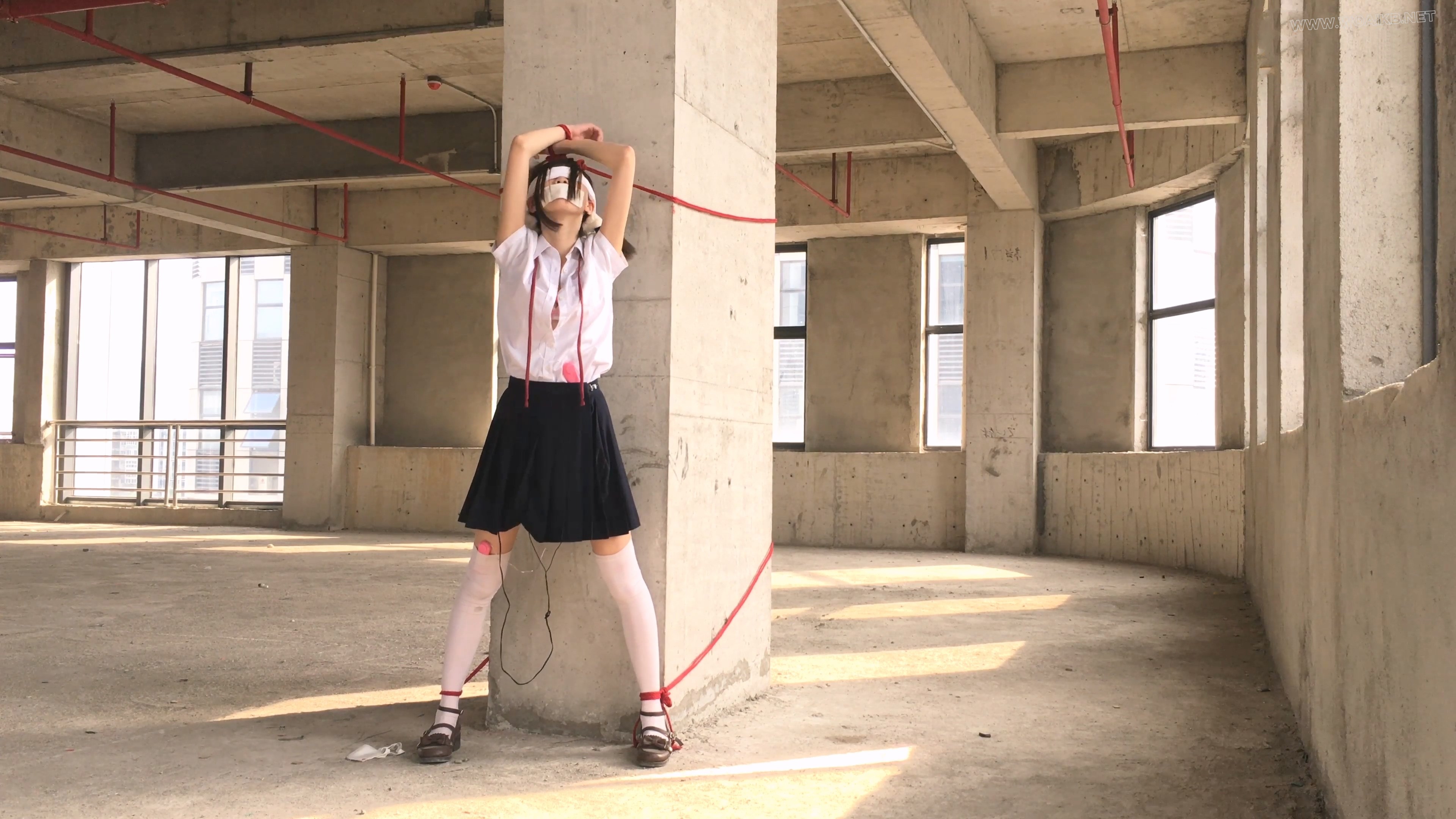 【尤美加奈】紧张刺激的废墟首作！双马尾白丝JK被尾随！胶布封嘴 + 蒙眼 + 郊狼 + ... 预览图 21