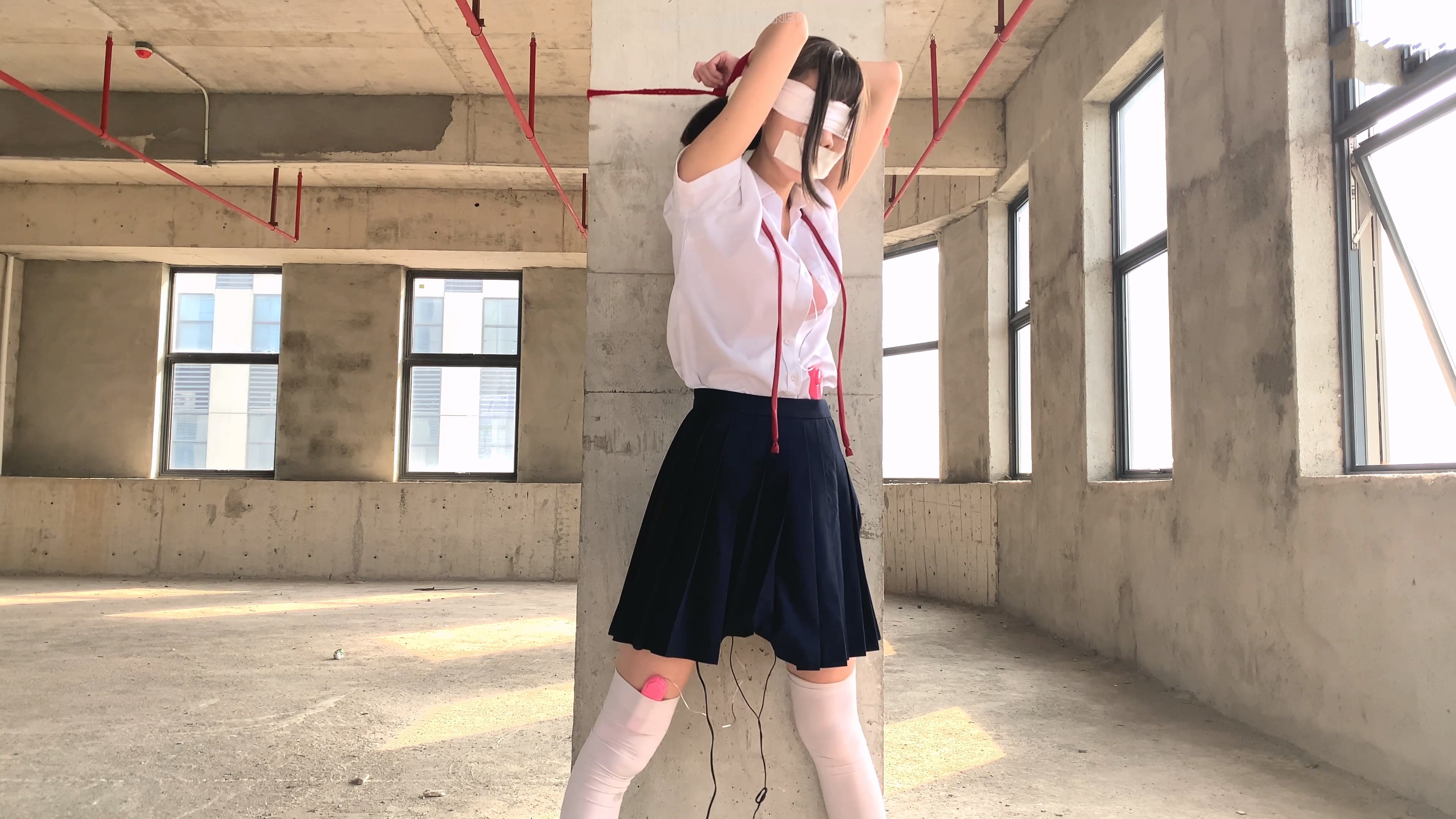 【尤美加奈】紧张刺激的废墟首作！双马尾白丝JK被尾随！胶布封嘴 + 蒙眼 + 郊狼 + ... 预览图 20