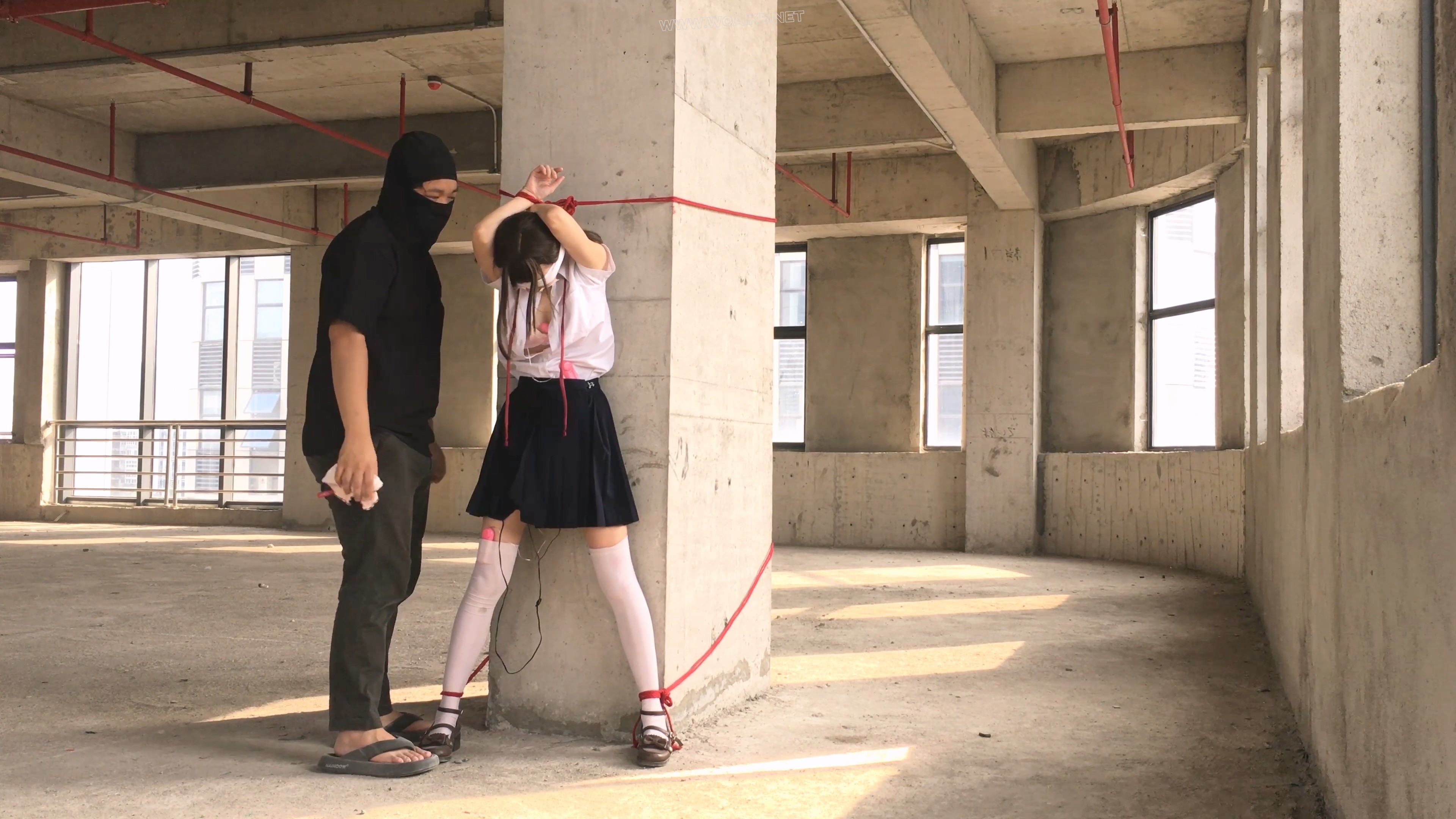 【尤美加奈】紧张刺激的废墟首作！双马尾白丝JK被尾随！胶布封嘴 + 蒙眼 + 郊狼 + ... 预览图 22