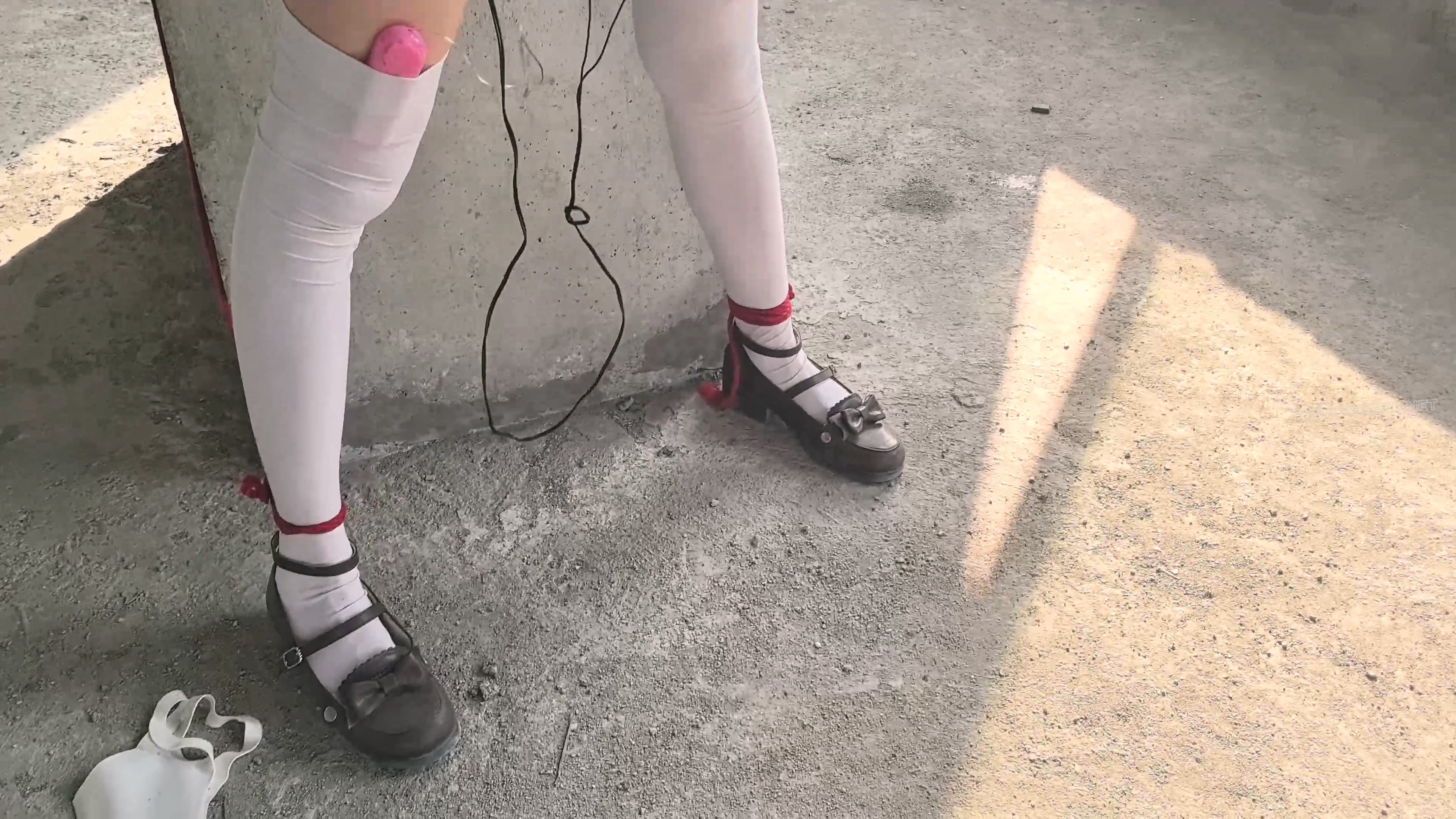 【尤美加奈】紧张刺激的废墟首作！双马尾白丝JK被尾随！胶布封嘴 + 蒙眼 + 郊狼 + ... 预览图 25
