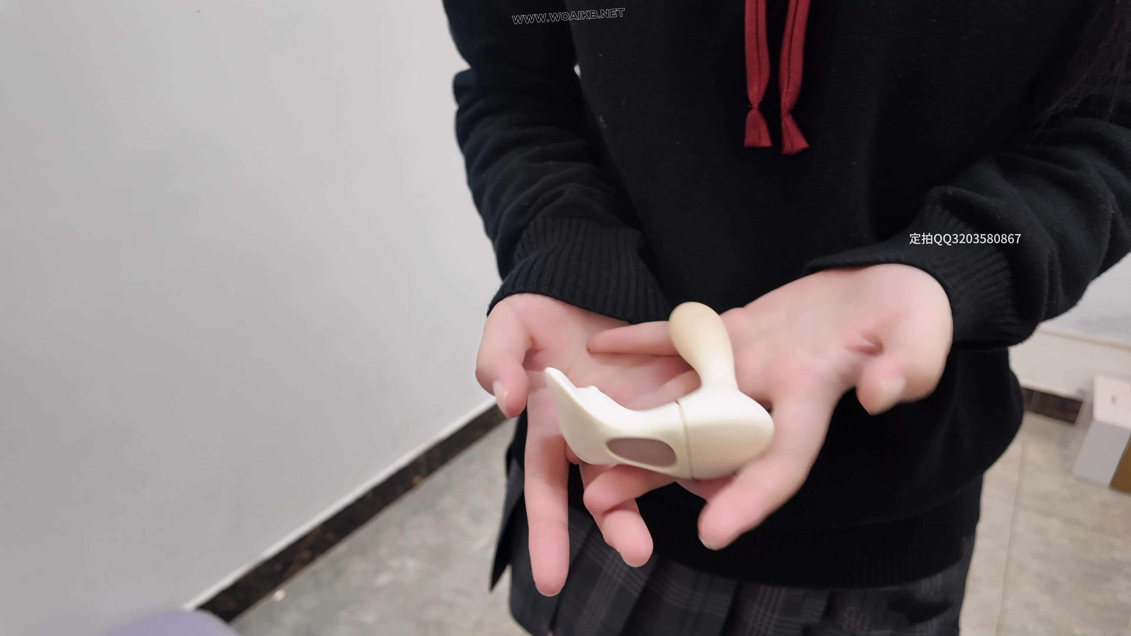 少萝霜喵 捆绑路边震动假Y具调教 第二弹 悦耳萝莉音耳边姣川 对话声音都颤抖了 路…