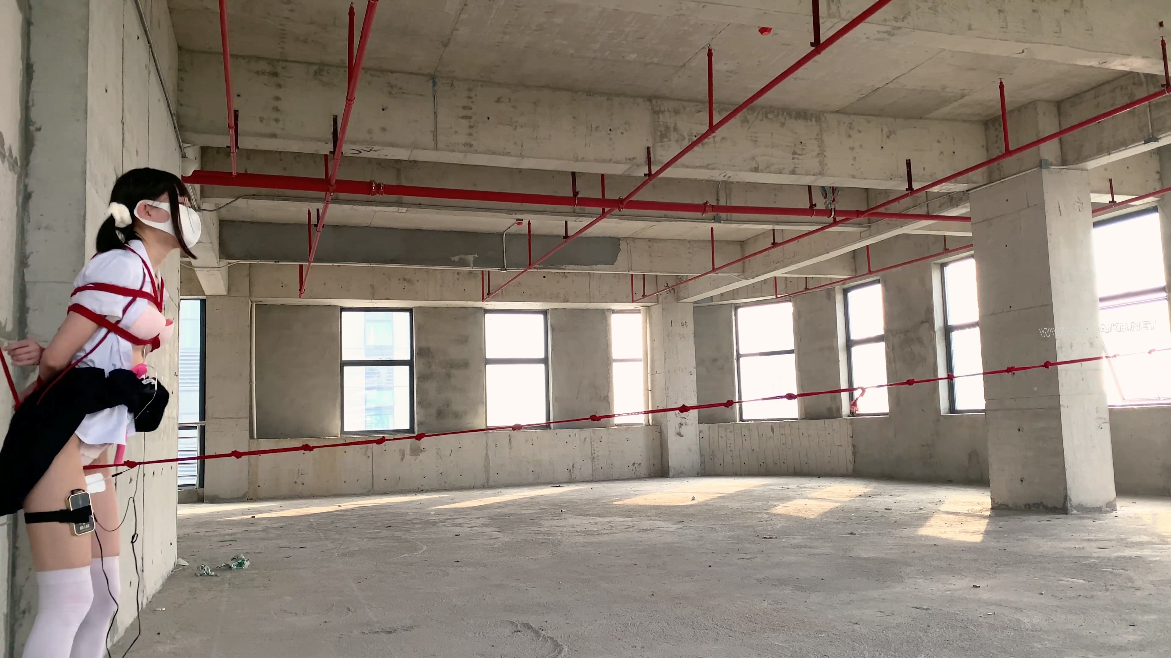 【尤美加奈】废墟续作！双马尾白丝JK被羞耻调教 强制走绳+郊狼+小黑屋蒙眼股绳TD棒…