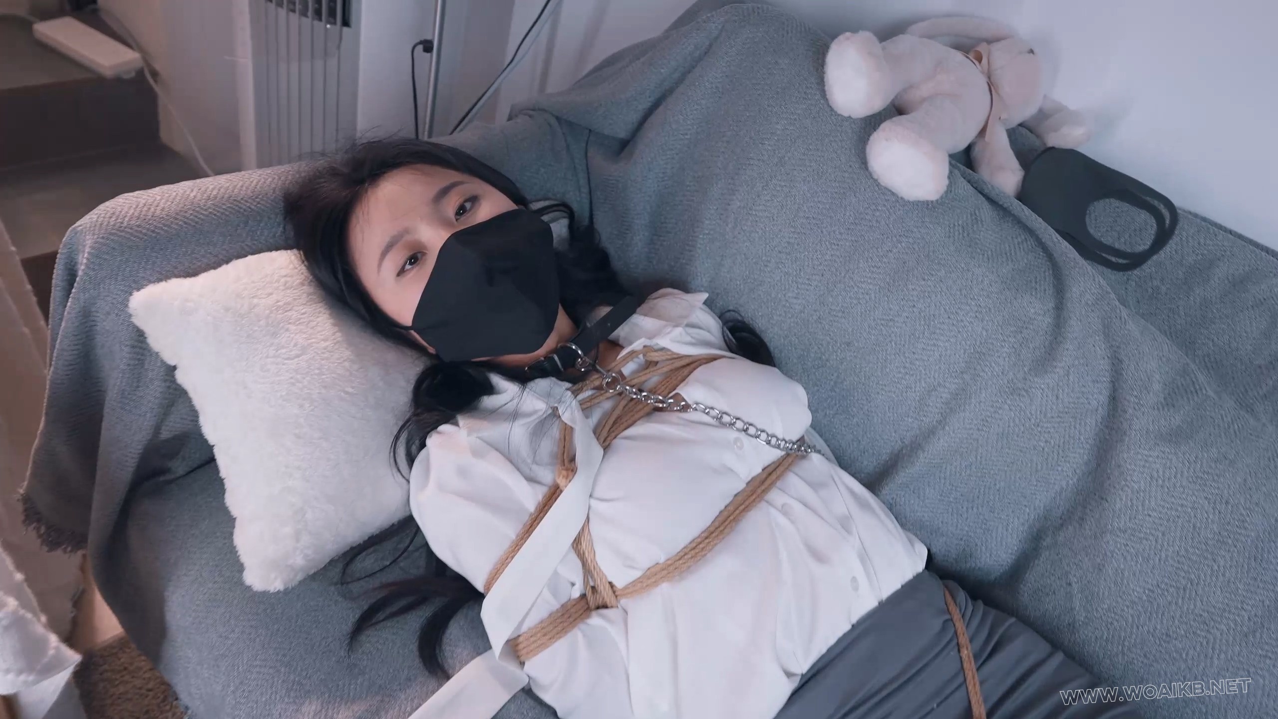 字幕版《OL的游戏》 指导下属工作一直偷看我的大腿和足，还偷看绳艺视频，我答应只... 预览图 18