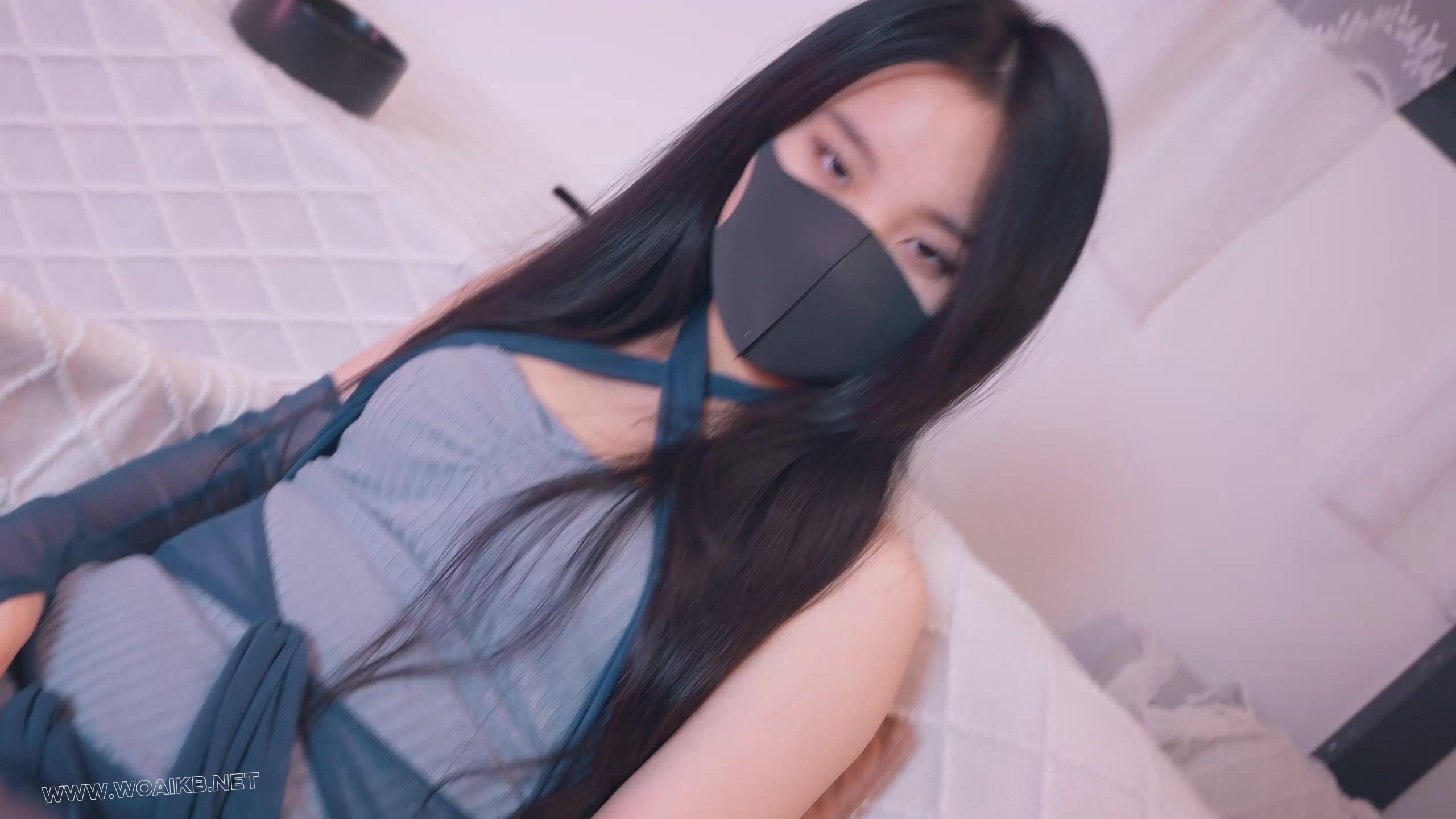 《被驯服的美艳少妇3》 穿上蓝色战袍，女主人被我单手套吊缚，用她的原味丝袜套口…