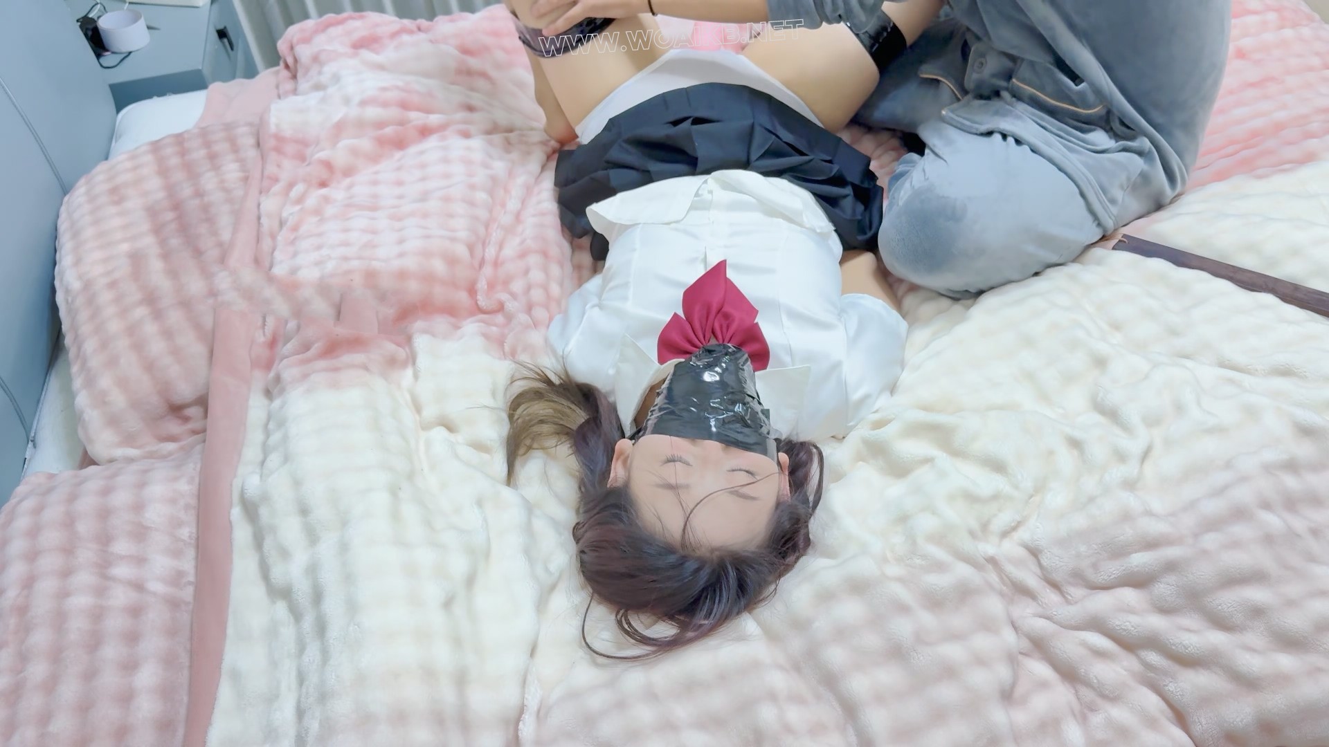 入室迷晕jk妹 入室迷晕，原味丝袜堵嘴，胶带封嘴 胶带捆绑m腿，挠痒，挠脚心，sp，... 预览图 20