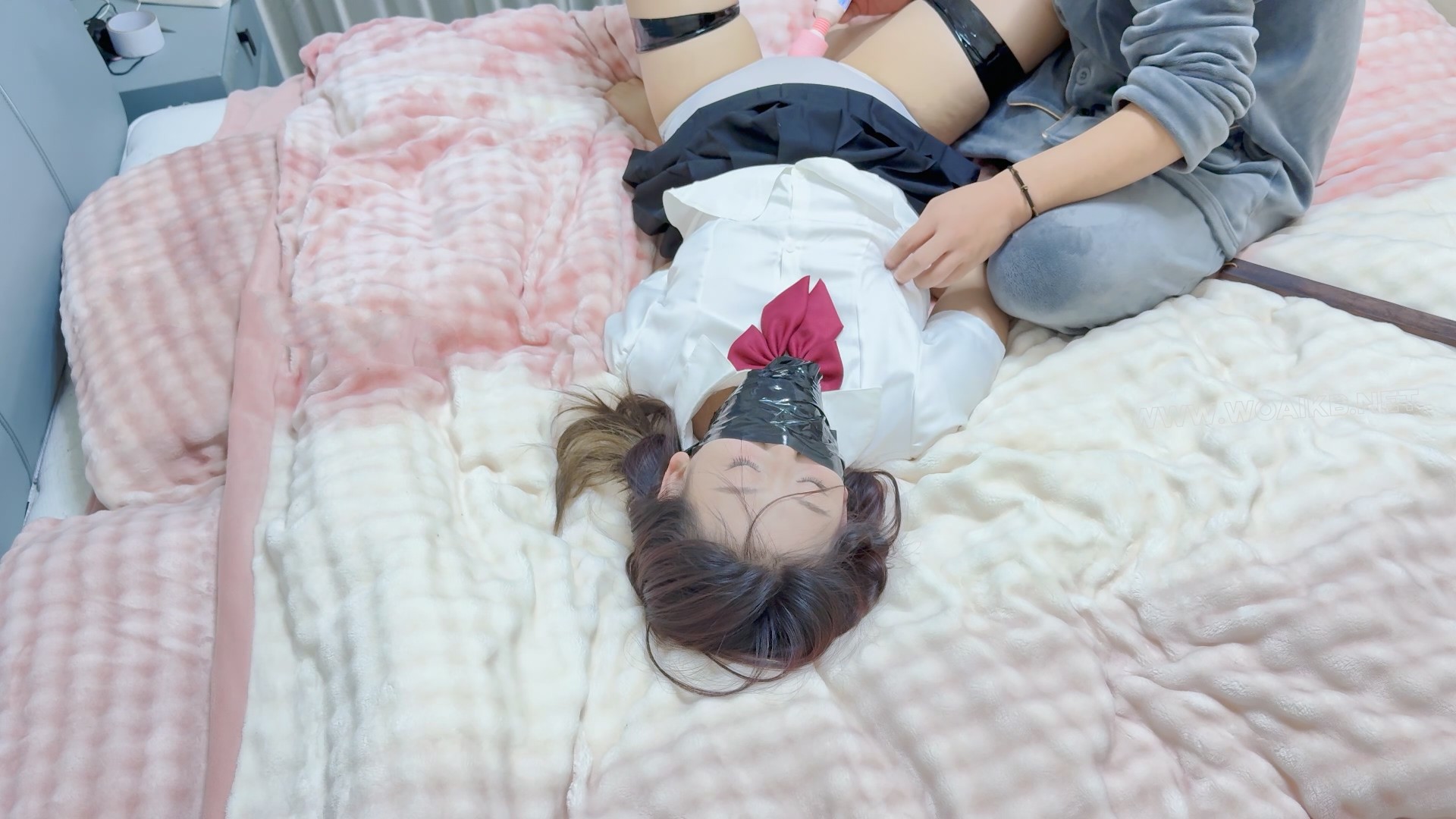 入室迷晕jk妹 入室迷晕，原味丝袜堵嘴，胶带封嘴 胶带捆绑m腿，挠痒，挠脚心，sp，... 预览图 19
