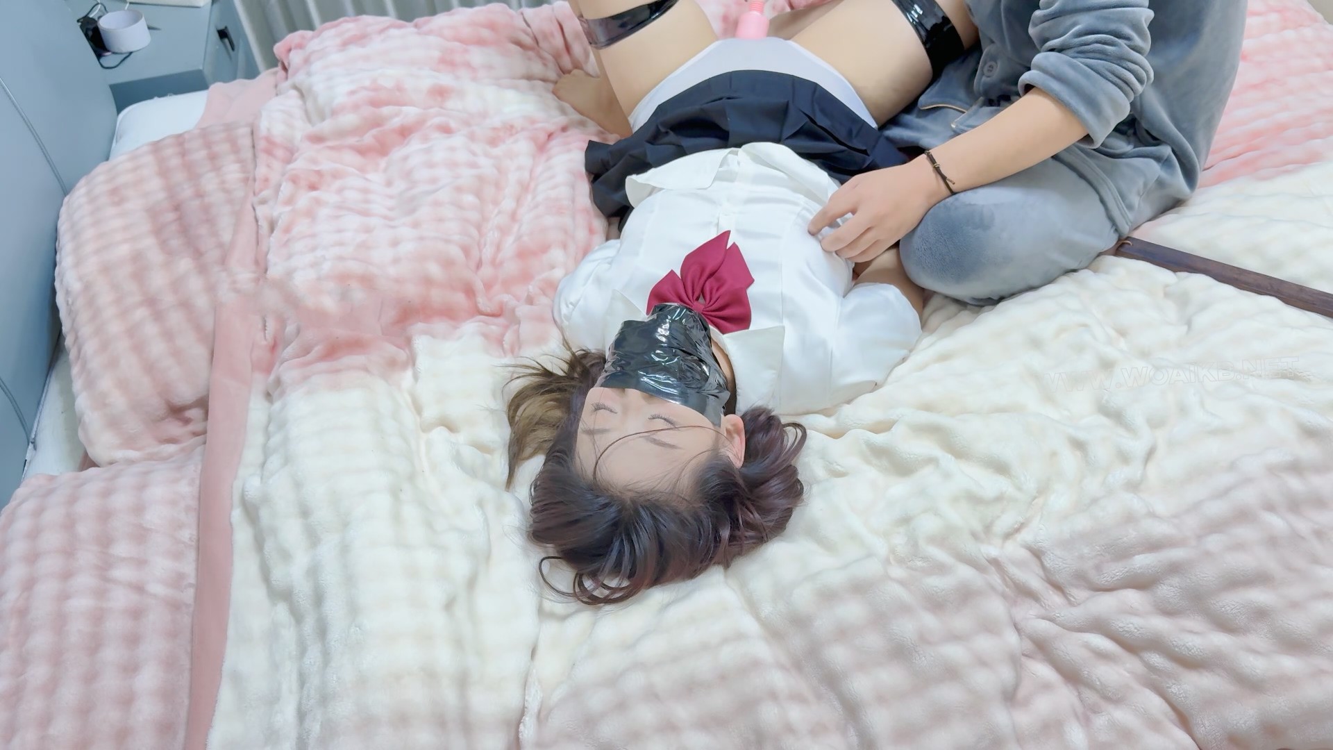 入室迷晕jk妹 入室迷晕，原味丝袜堵嘴，胶带封嘴 胶带捆绑m腿，挠痒，挠脚心，sp，... 预览图 25
