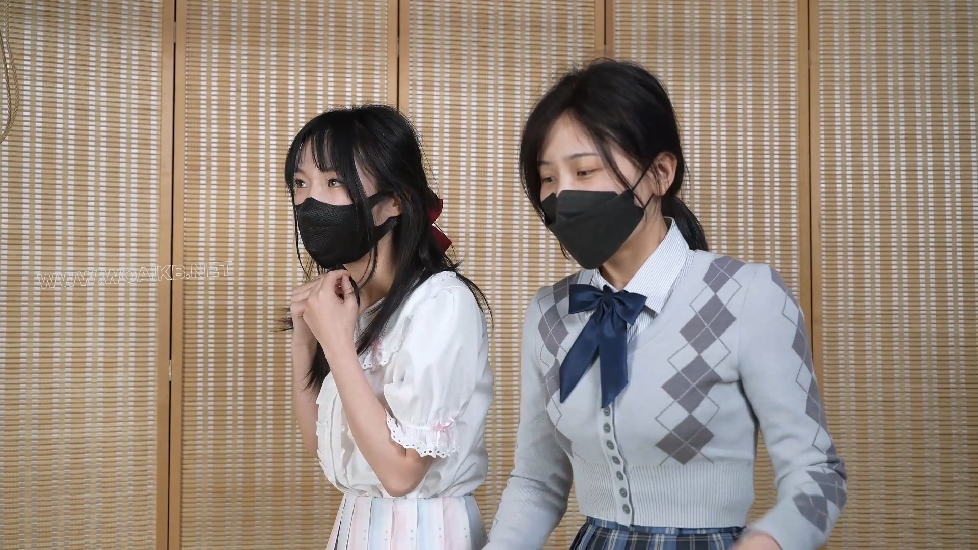 小0 嗷嗷-小偷姐妹假装娃娃，被捆绑到一起！