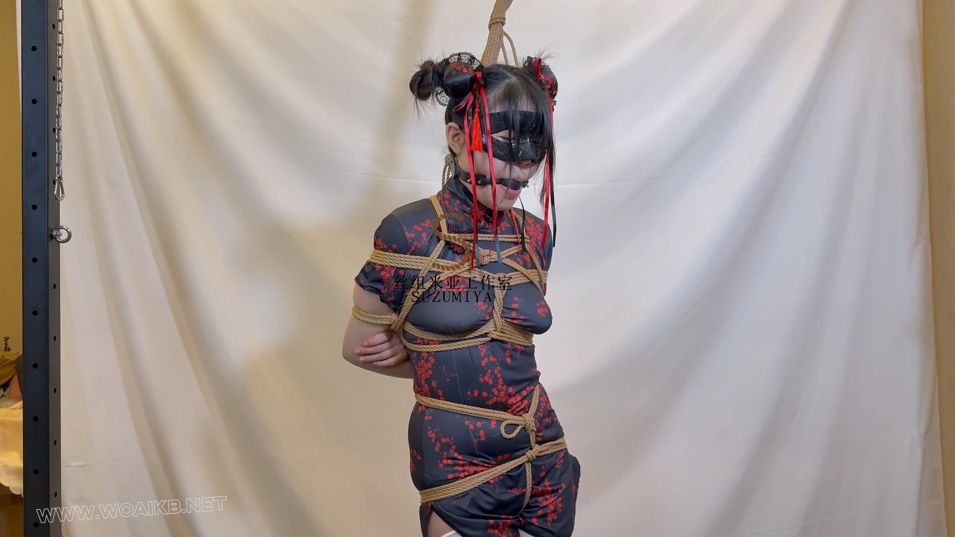 小厨身穿旗袍被主人绑起来,戴上口球,放在新道具铁马上,固定四肢打屁股,并用棒…