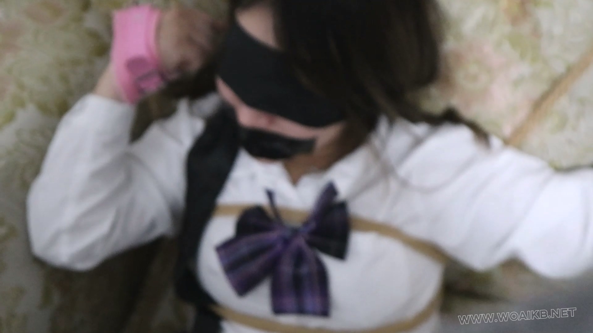 《永远被囚禁在惩罚中的美少女VV》12 问被绑在沙发上的可爱的巨ru女孩vivi，鞭打+ …