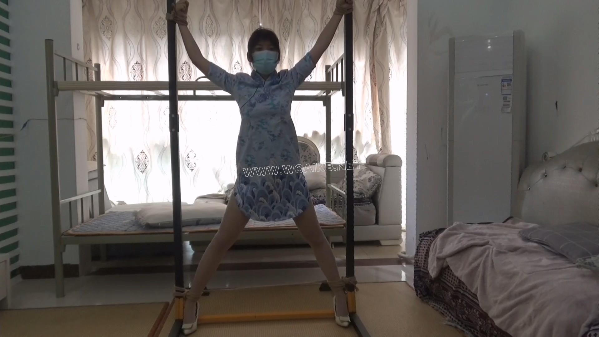 【佳怡】定拍 旗袍肉丝+高跟鞋 女孩回家被坏人用枪威胁 女孩无力反抗被捆了起来棒... 预览图 2