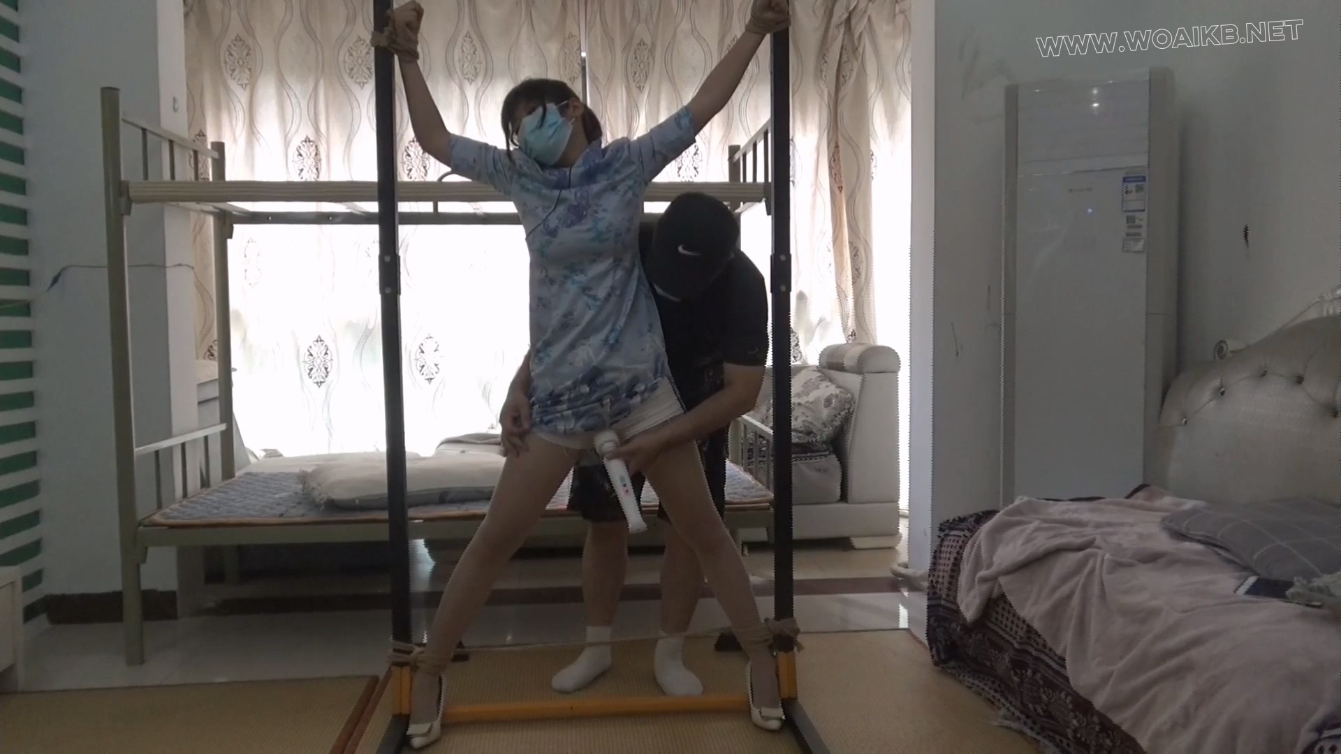 【佳怡】定拍 旗袍肉丝+高跟鞋 女孩回家被坏人用枪威胁 女孩无力反抗被捆了起来棒... 预览图 3